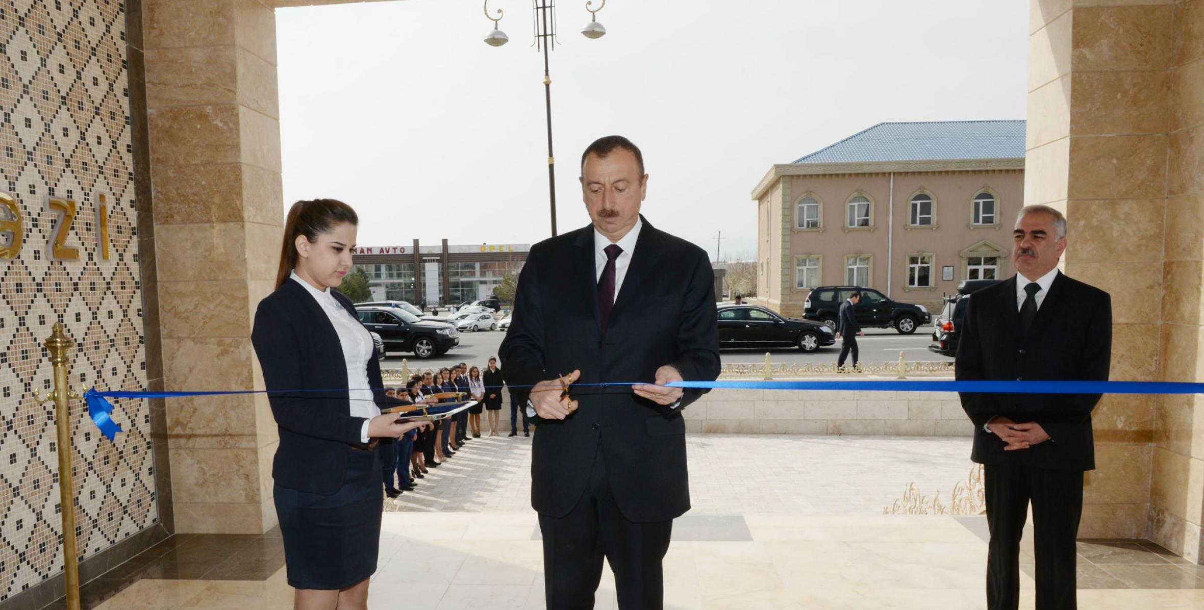 Ильхам Алиев в рамках поездки в Нахчыванскую Автономную Республику принял участие в открытии Центра молодежи