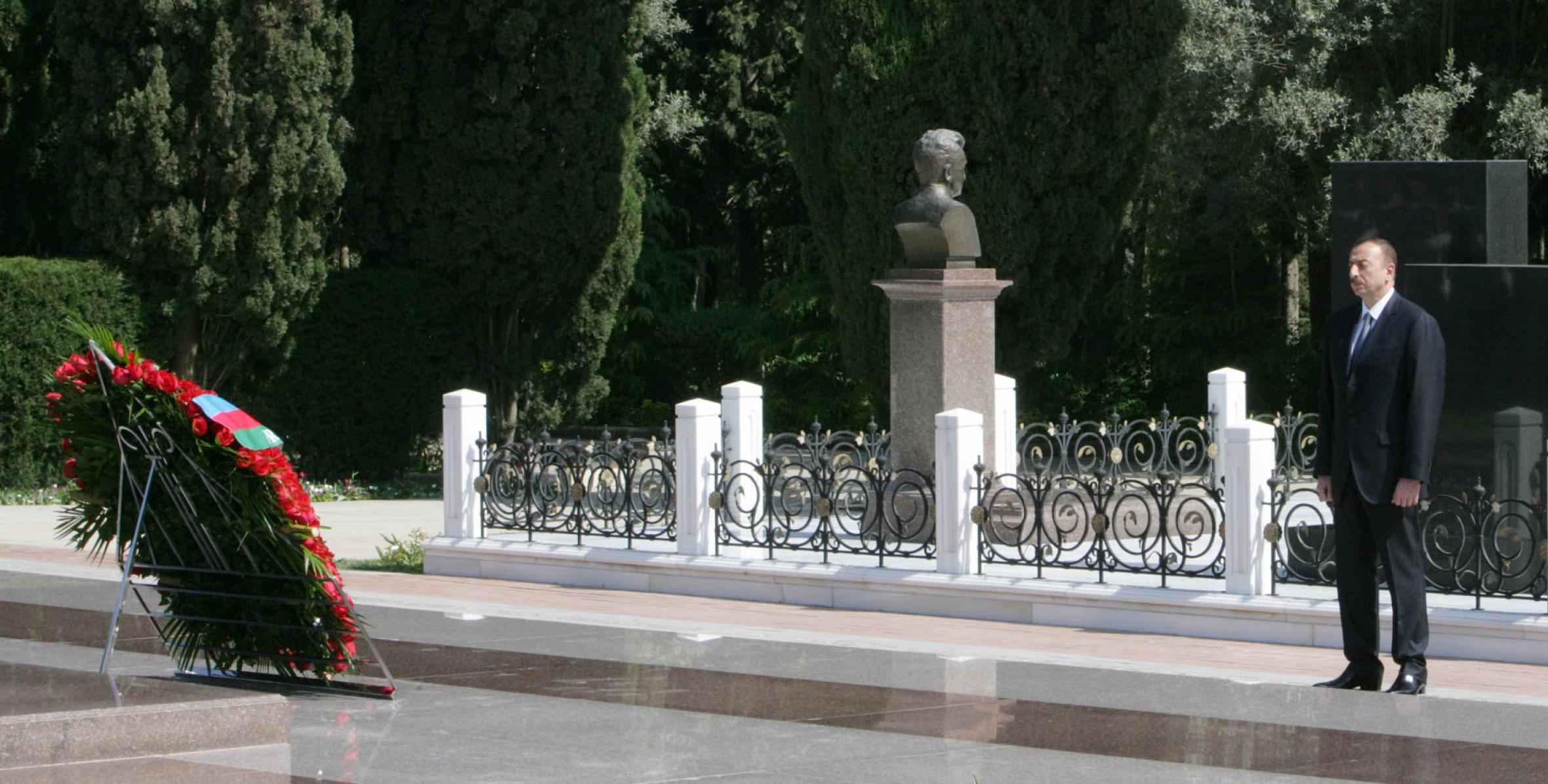 Ilham Aliyev visited the grave of nationwide leader Heydar Aliyev