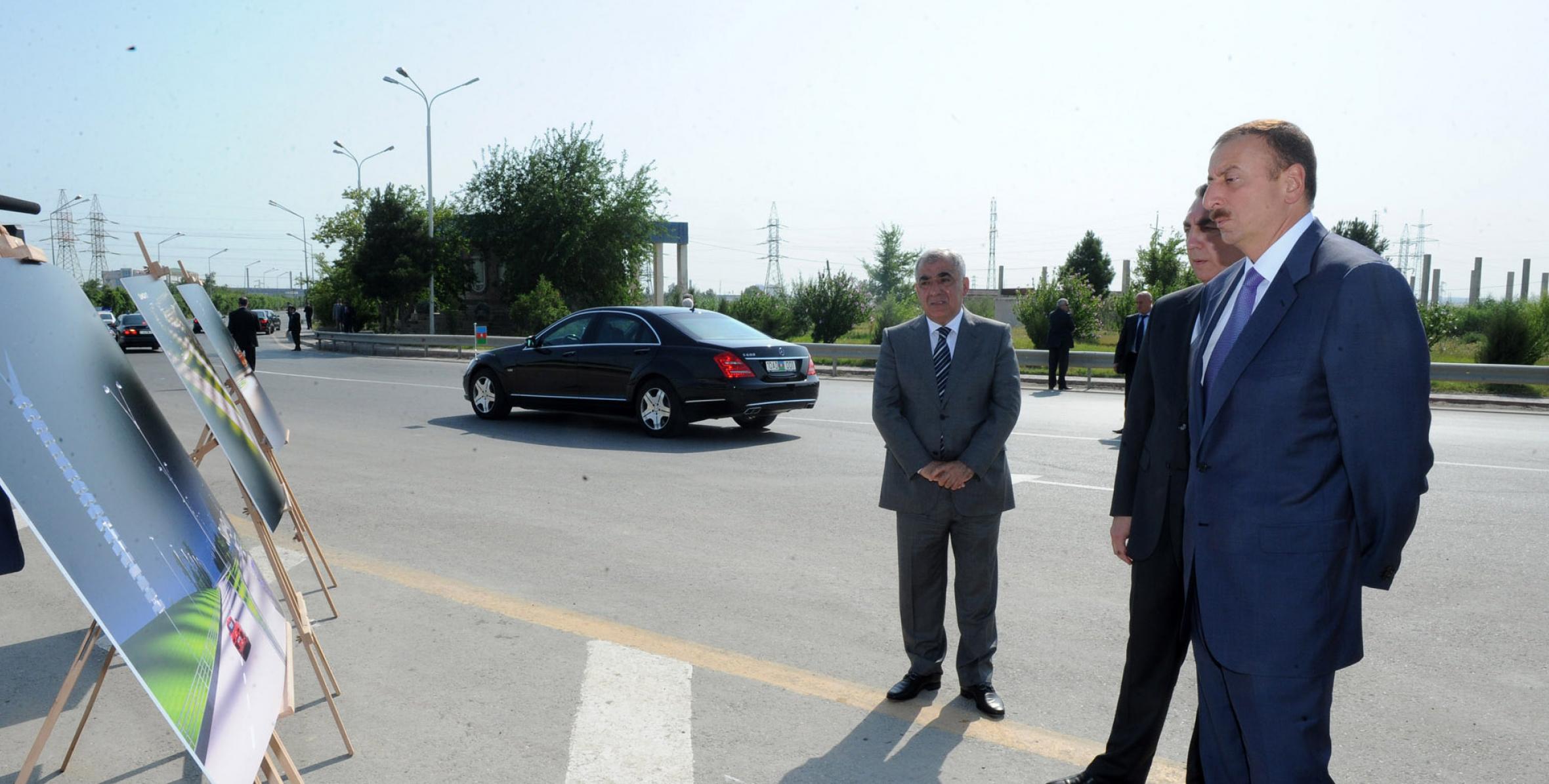 Ильхам Алиев осмотрел стенды, отражающие предстоящие работы по реконструкции на въезде в Сумгайыт и в городе