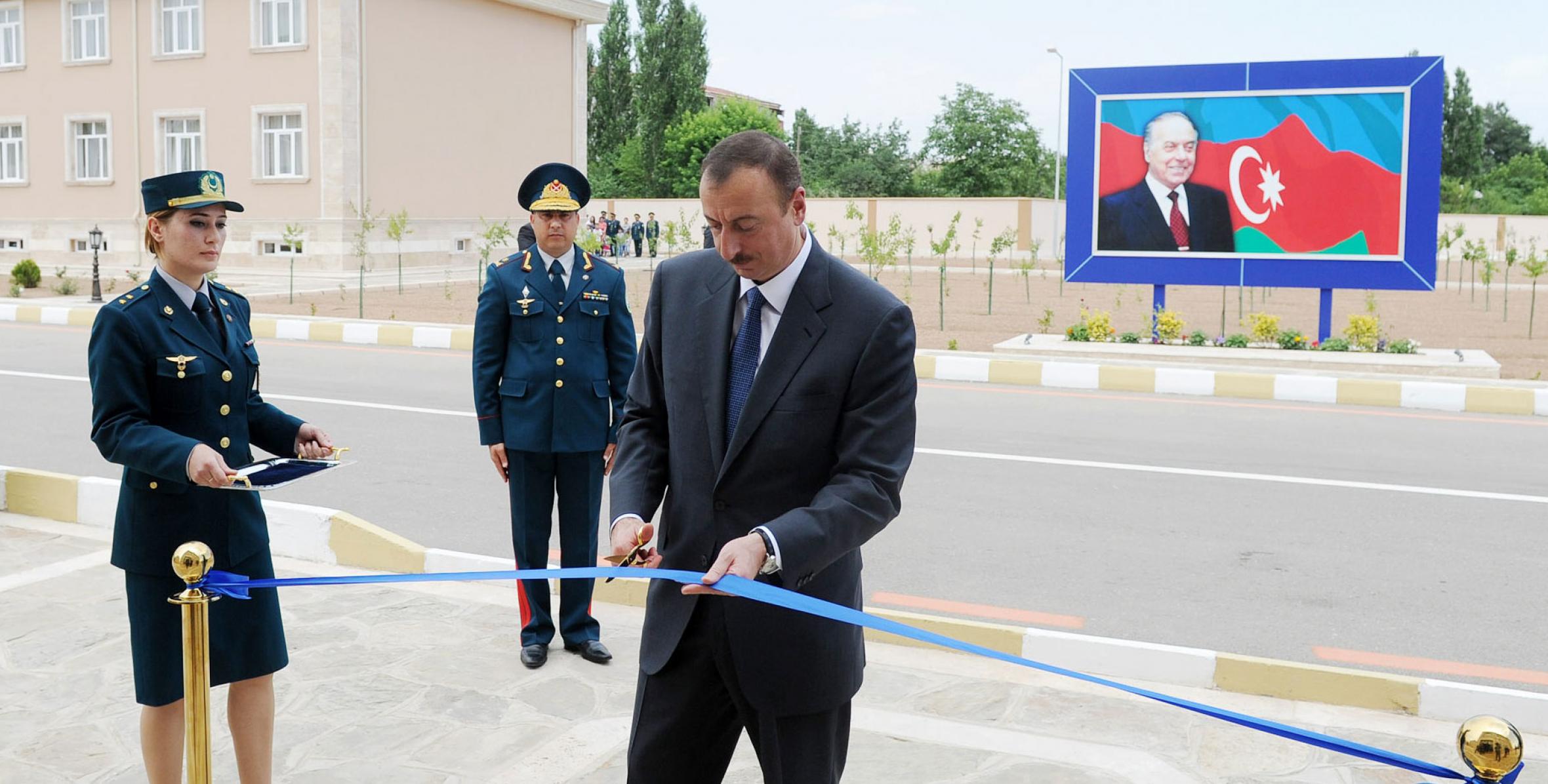 Ilham Aliyev examined the reconstruction at a frontier commandant’s office and a frontier station in Julfa