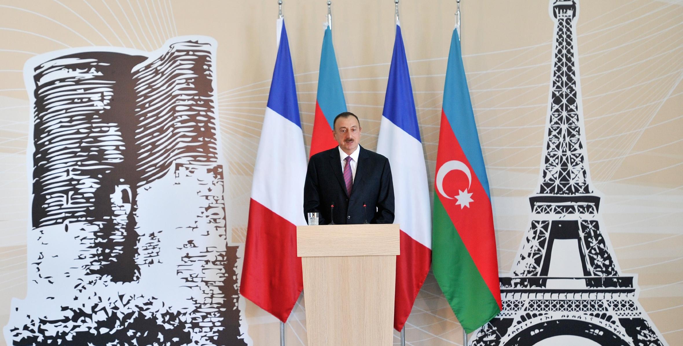 President Ilham Aliyev and French President Francois Hollande reviewed the French Lyceum of Baku