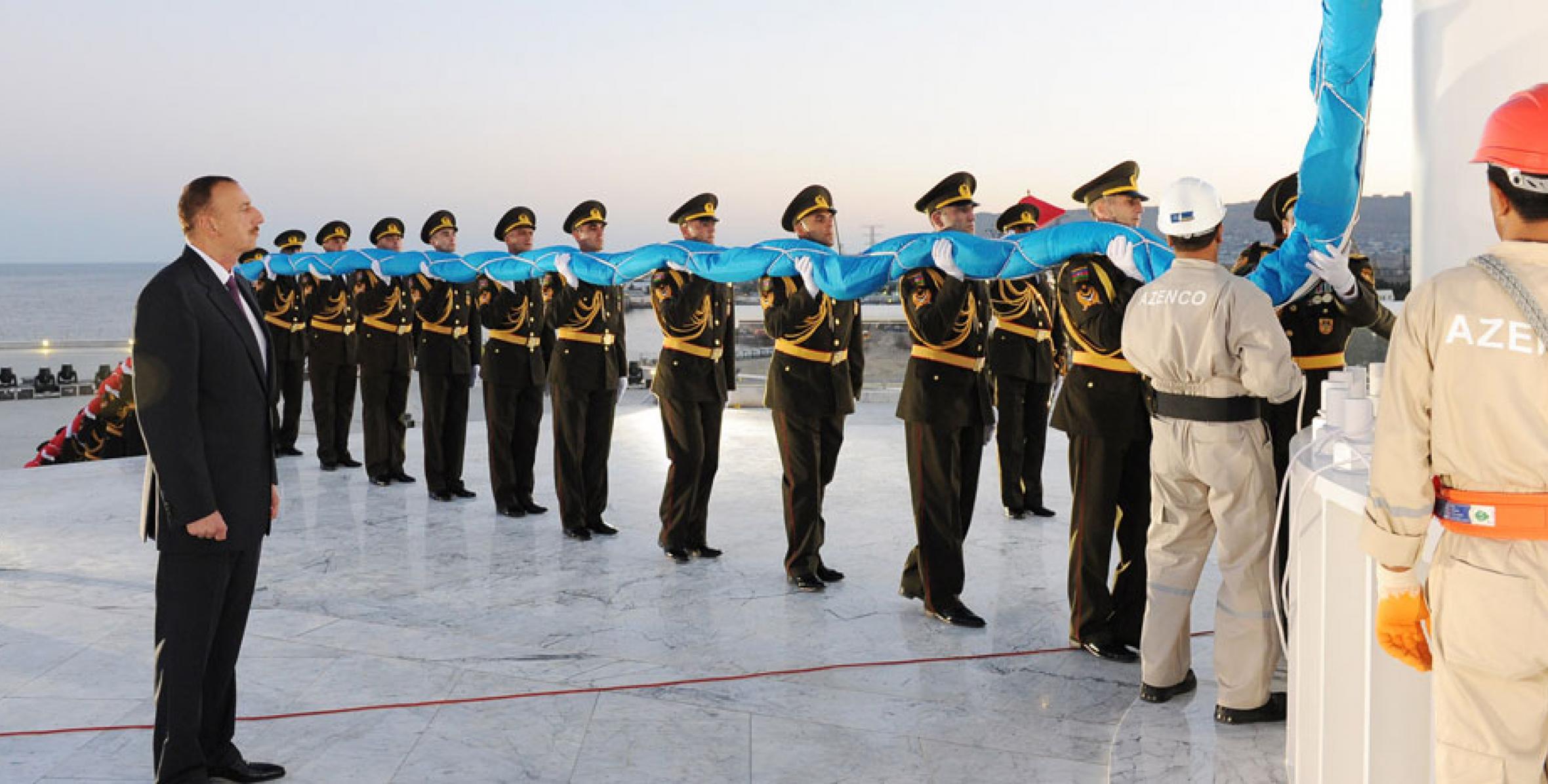 Ильхам Алиев принял участие на торжественной церемонии открытия площади Государственного флага