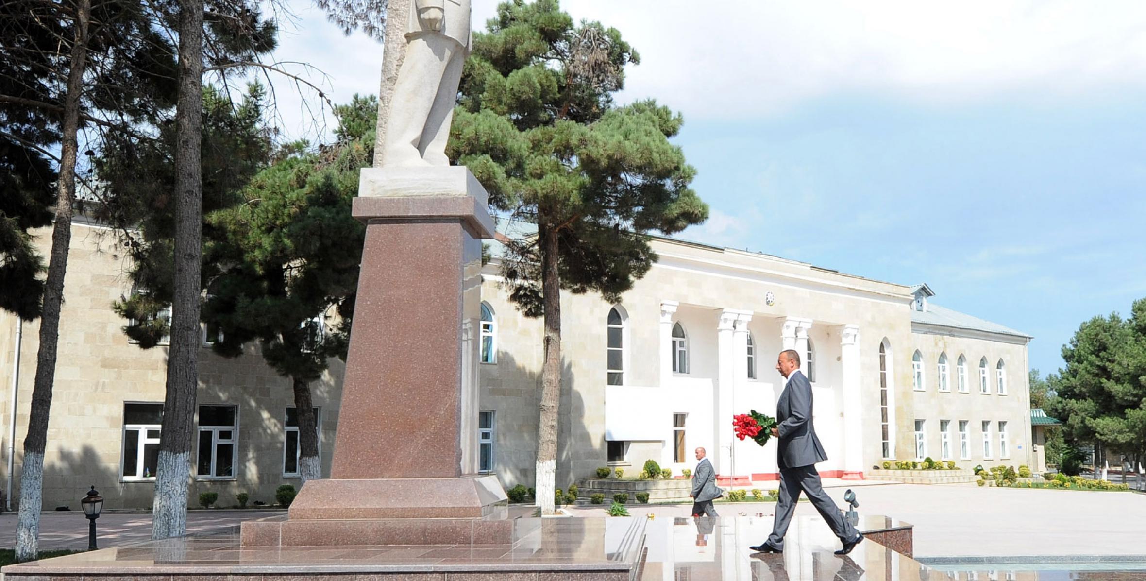 Ilham Aliyev visited a statue of nationwide leader Heydar Aliyev in Shabran