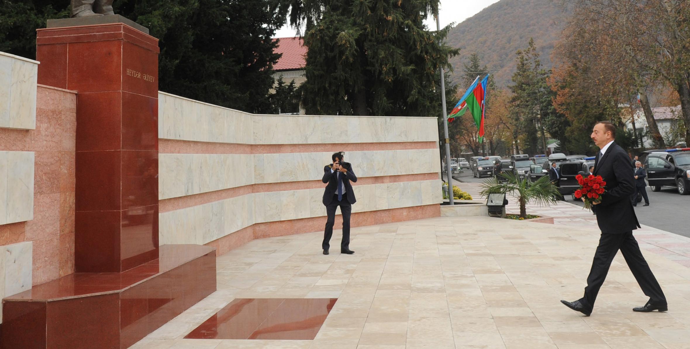 Ильхам Алиев посетил памятник общенациональному лидеру Гейдару Алиеву в Гахе