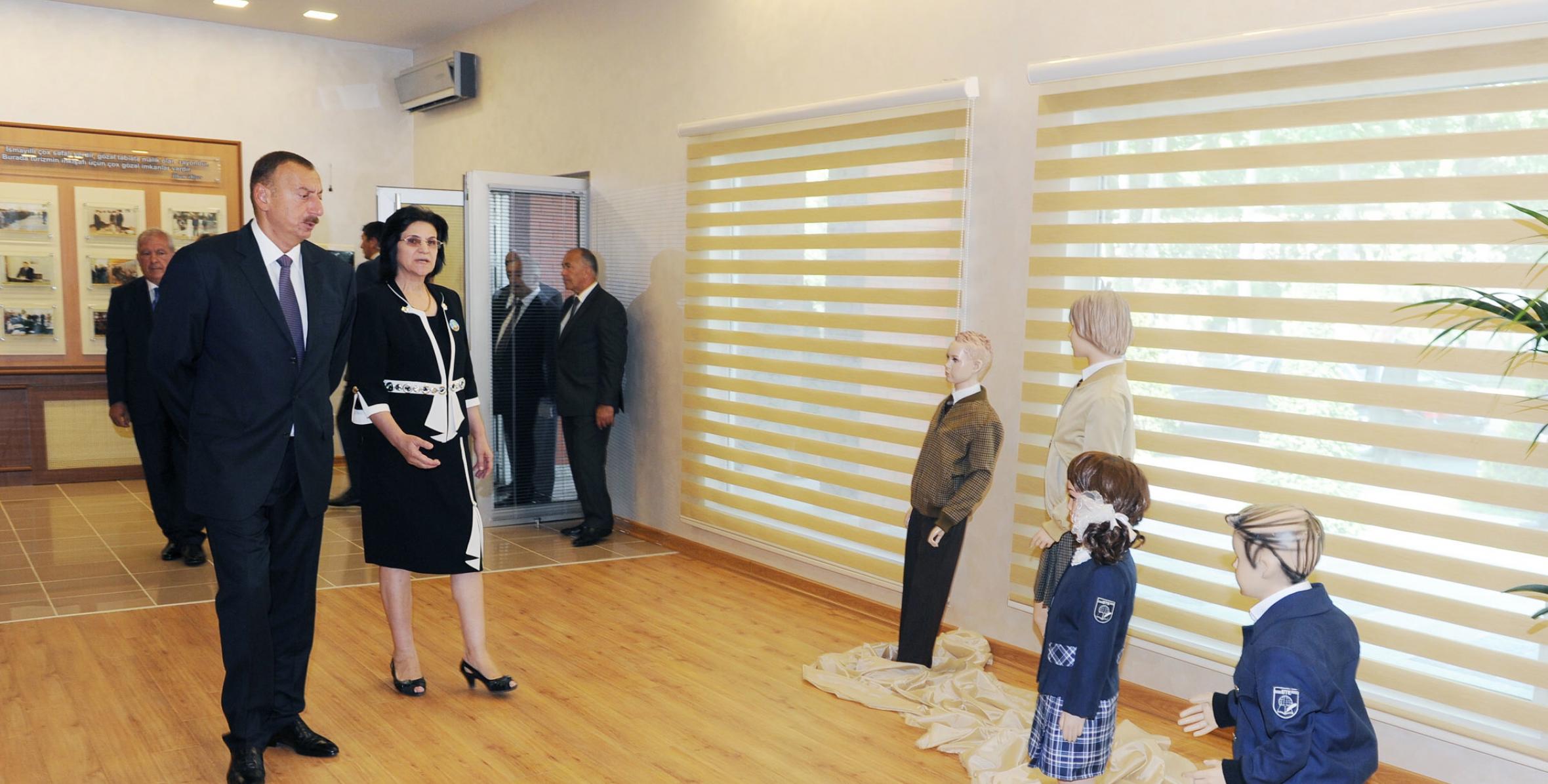 İlham Əliyev İsmayıllıda tikiş fabrikinin açılışında iştirak etmişdir