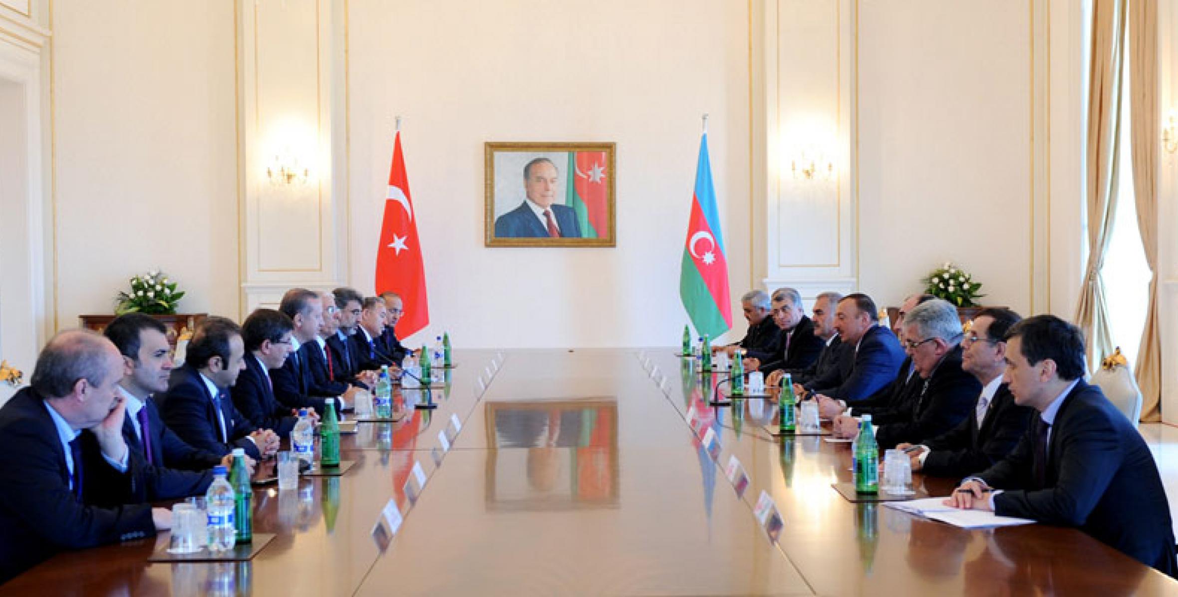 Состоялась встреча Президента Азербайджана и Премьер-министра Турции в расширенном составе