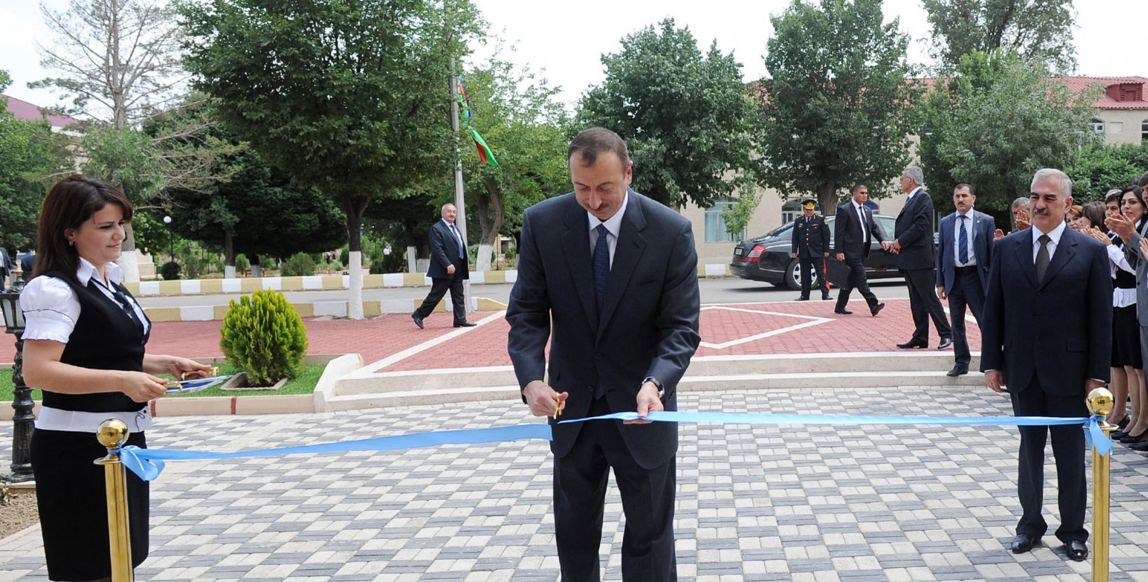 Ильхам Алиев принял участие в открытии Детской музыкальной школы в Джульфе