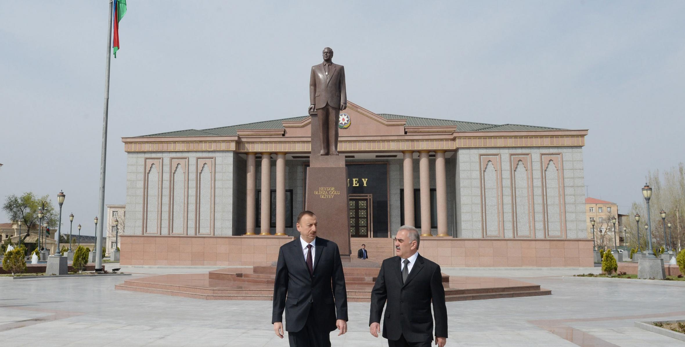 Ильхам Алиев посетил памятник великому лидеру Гейдару Алиеву в городе Нахчыван