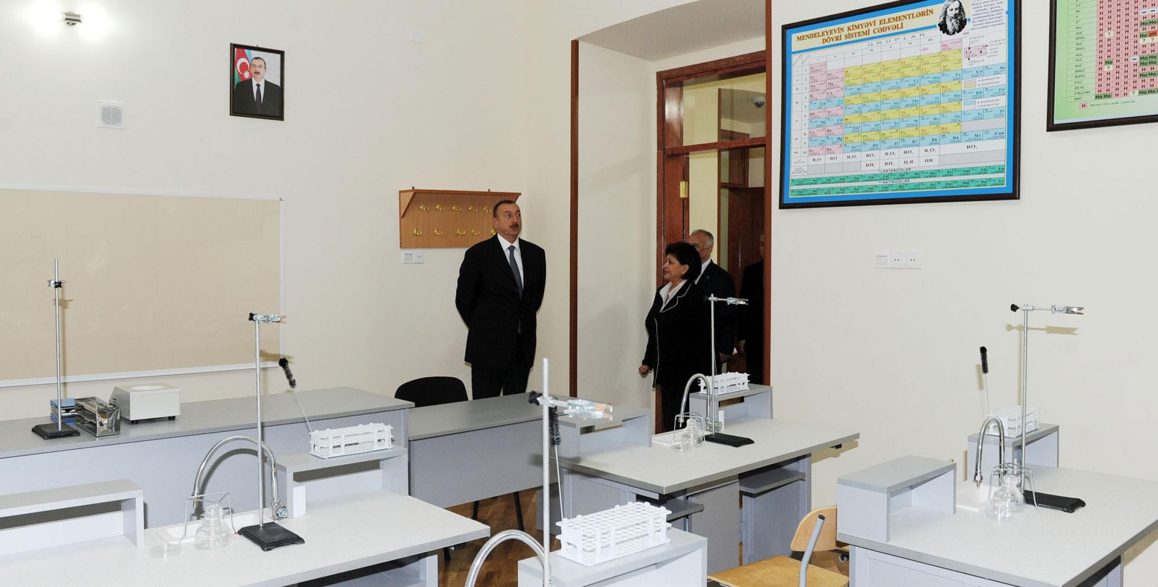 Ильхам Алиев ознакомился с состоянием полной средней школы номер 1 Насиминского района Баку после капитального ремонта и реконструкции