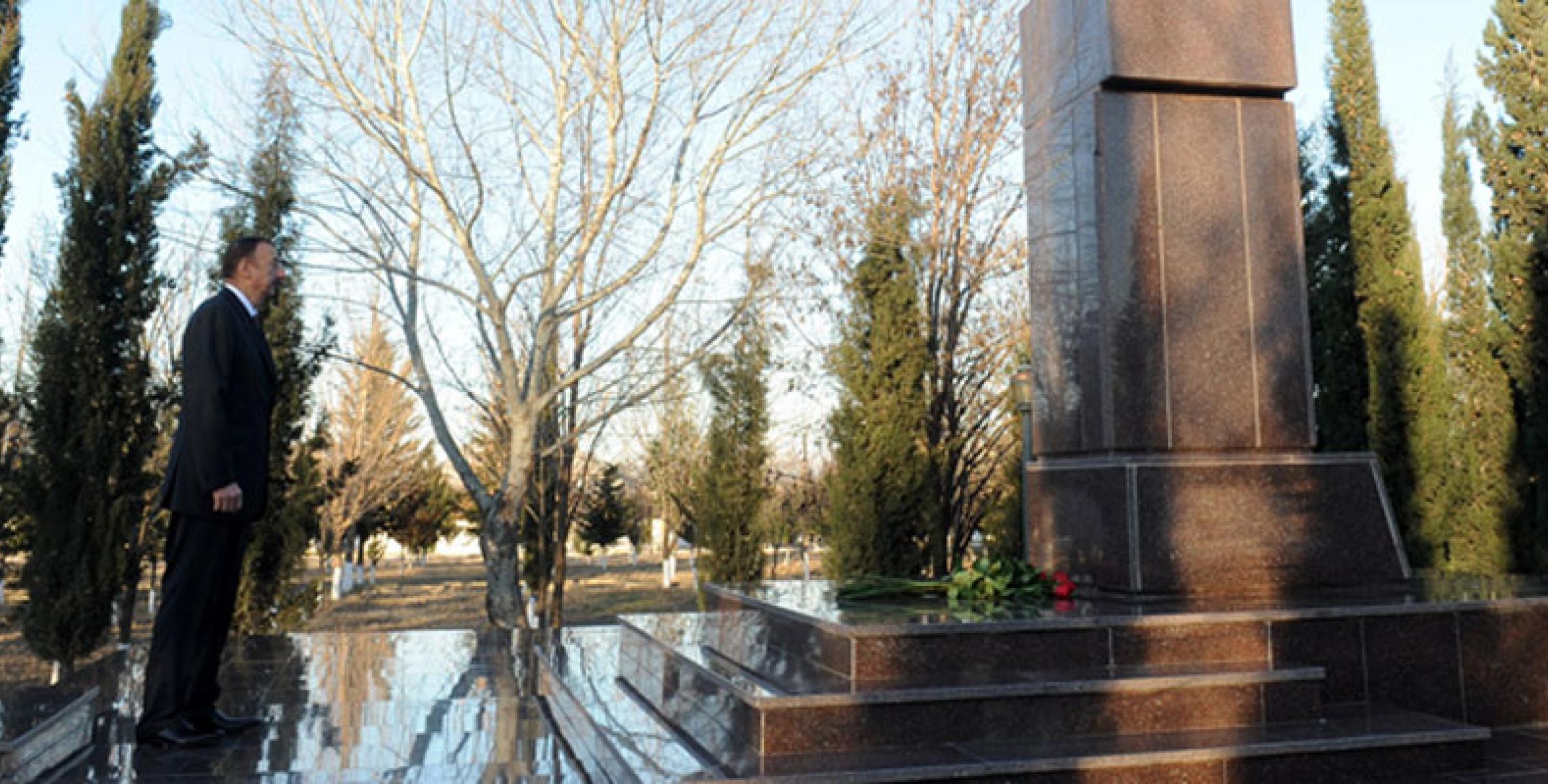 Ильхам Алиев посетил памятник великому лидеру Гейдару Алиеву в Самухе