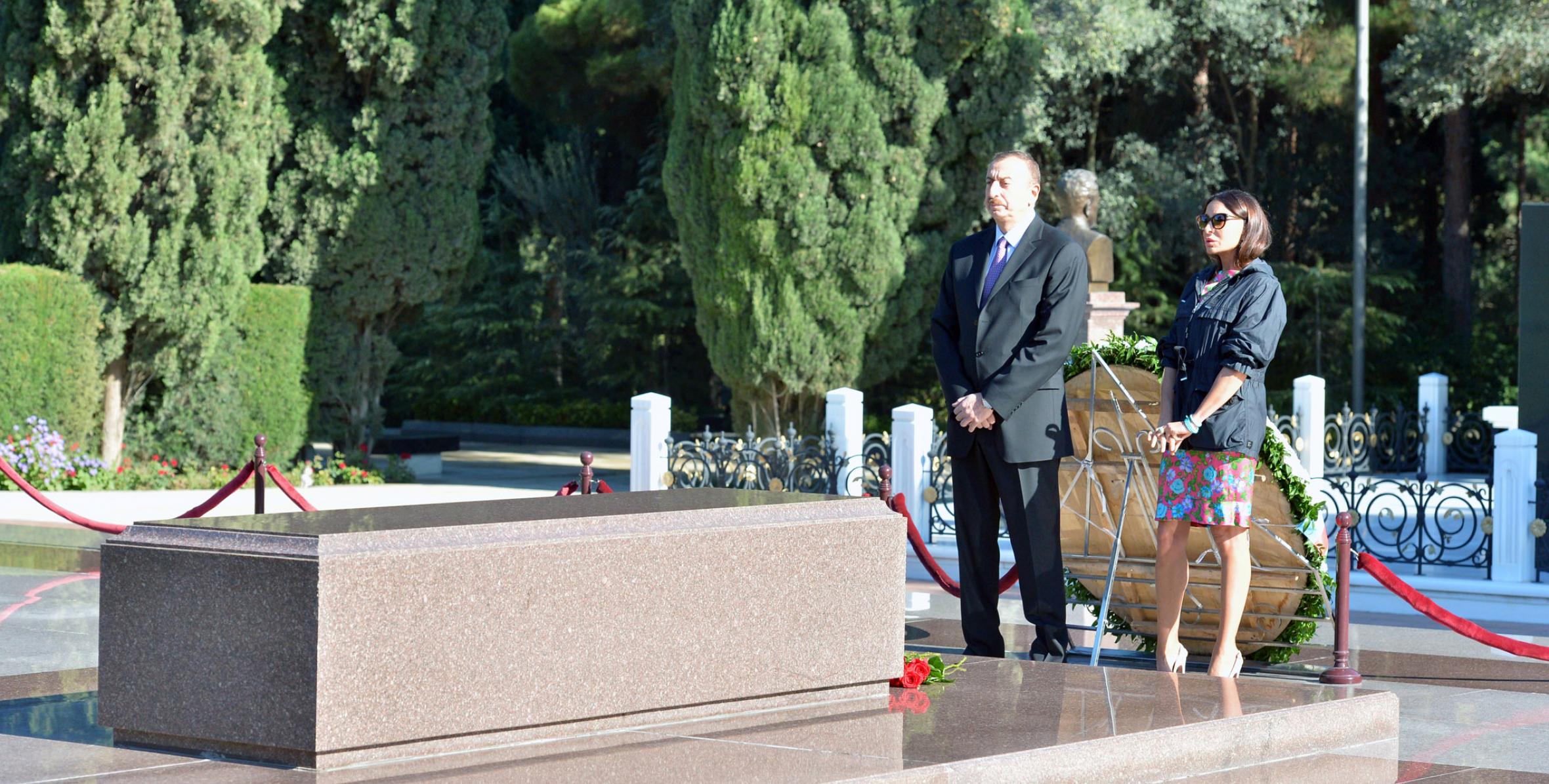 Ilham Aliyev visited the grave of great leader Heydar Aliyev