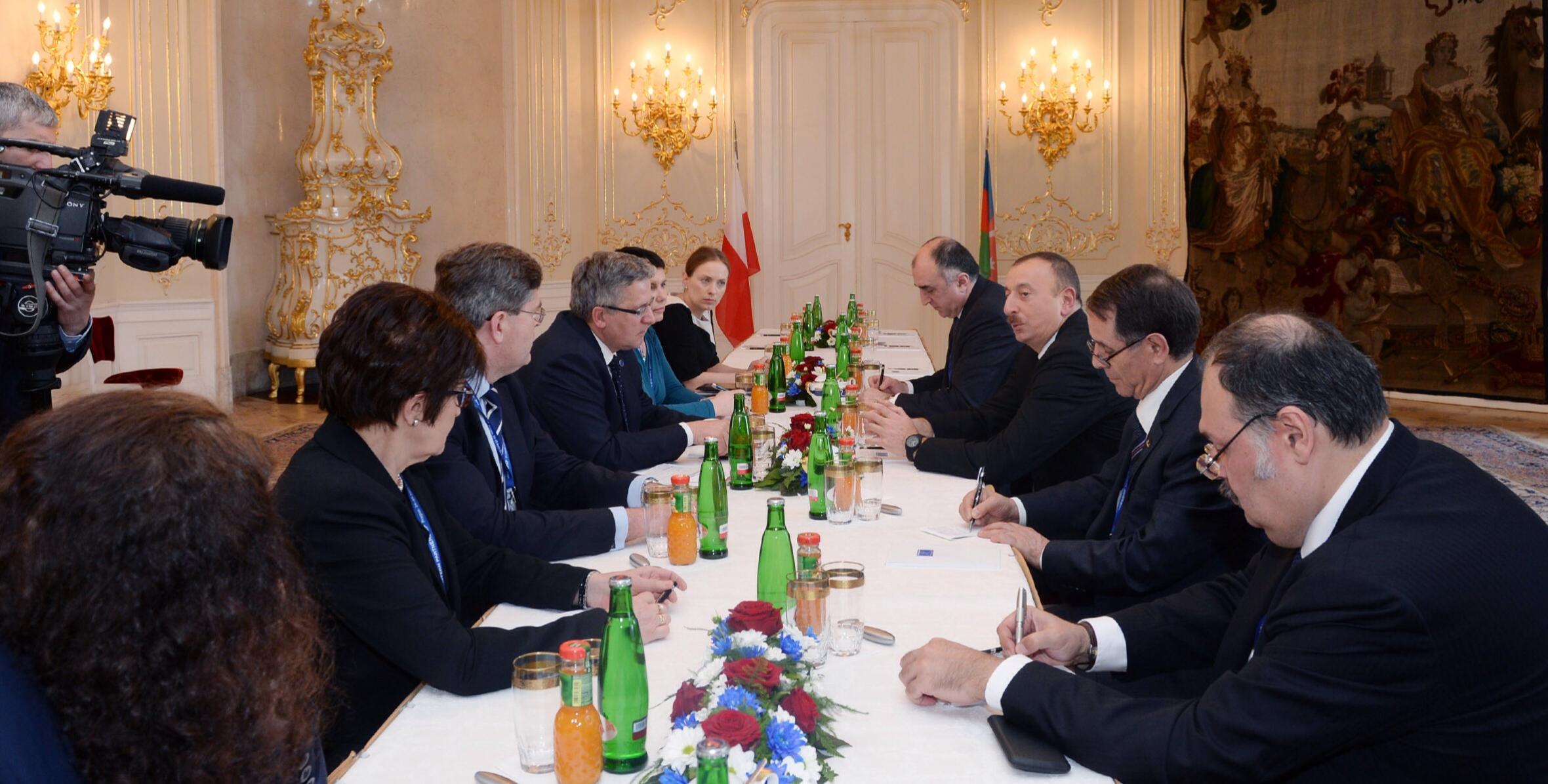 Ilham Aliyev met with Polish President Bronislaw Komorowski in Prague