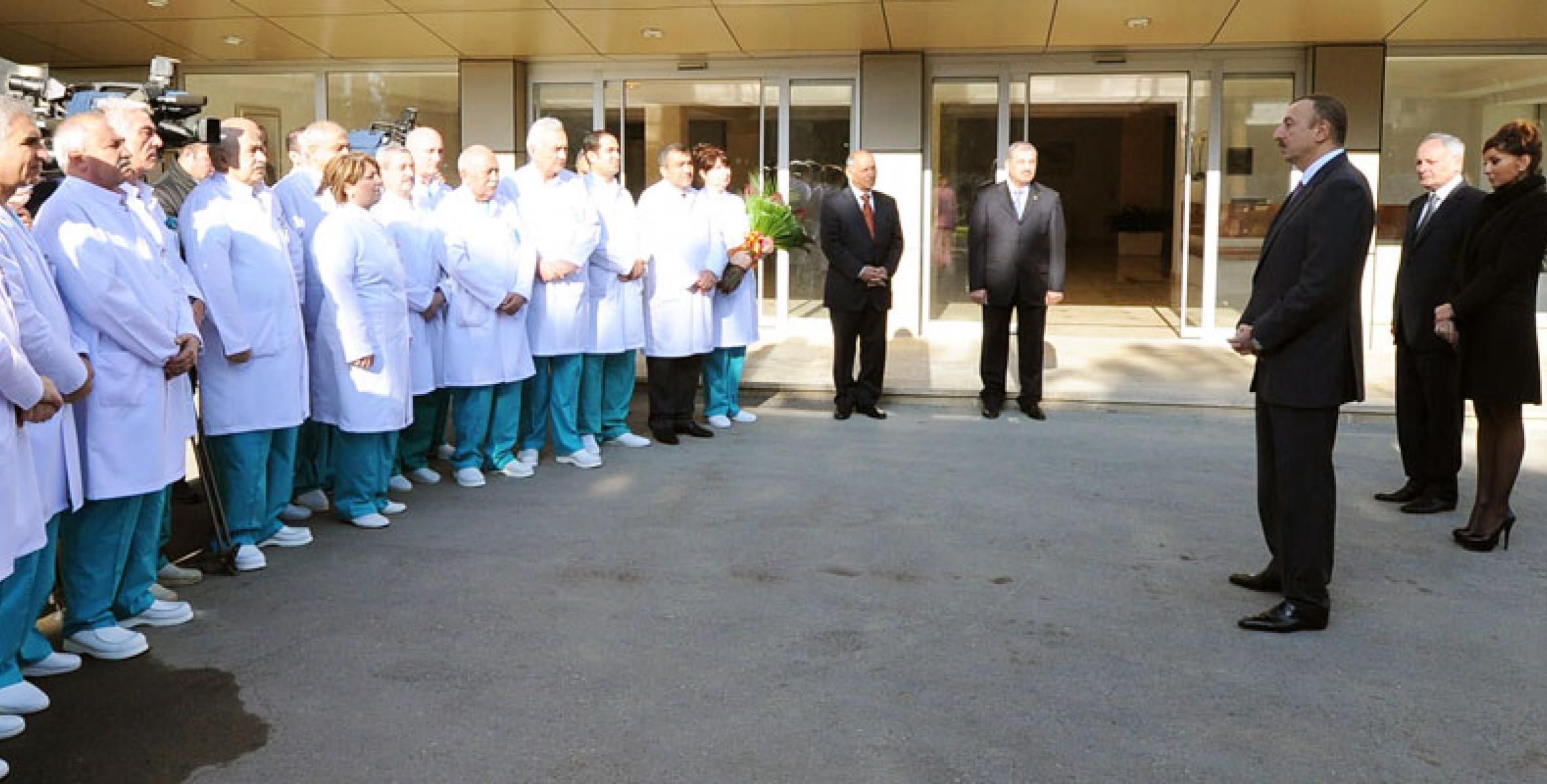 Ильхам Алиев ознакомился с работами по реставрации, проводимыми в здании Научно-хирургического центра