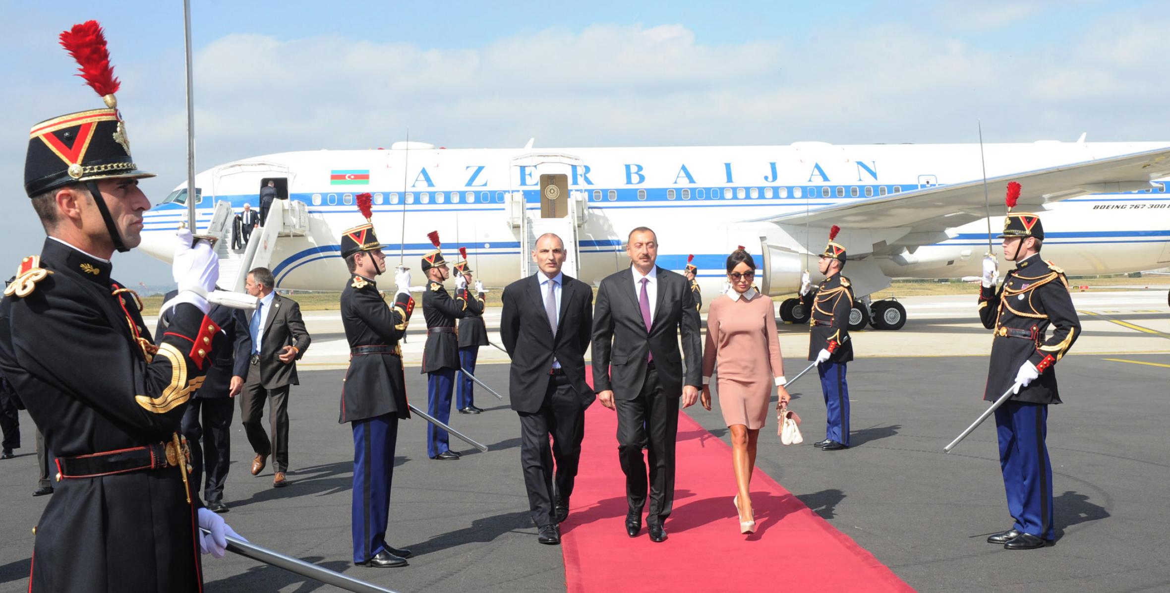 Ильхам Алиев прибыл с рабочим визитом во Францию