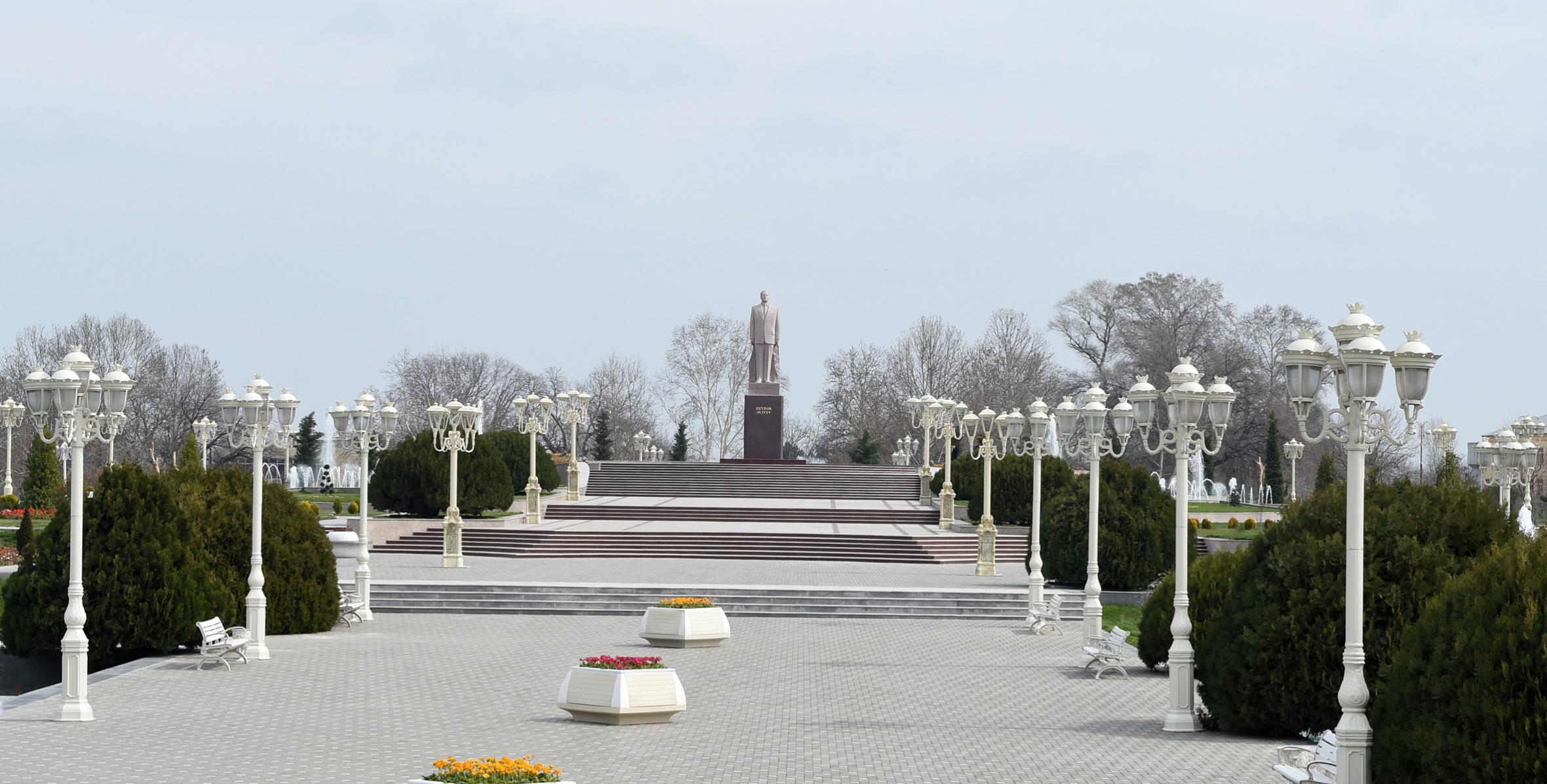 Ilham Aliyev visited a statue of national leader Heydar Aliyev in Barda