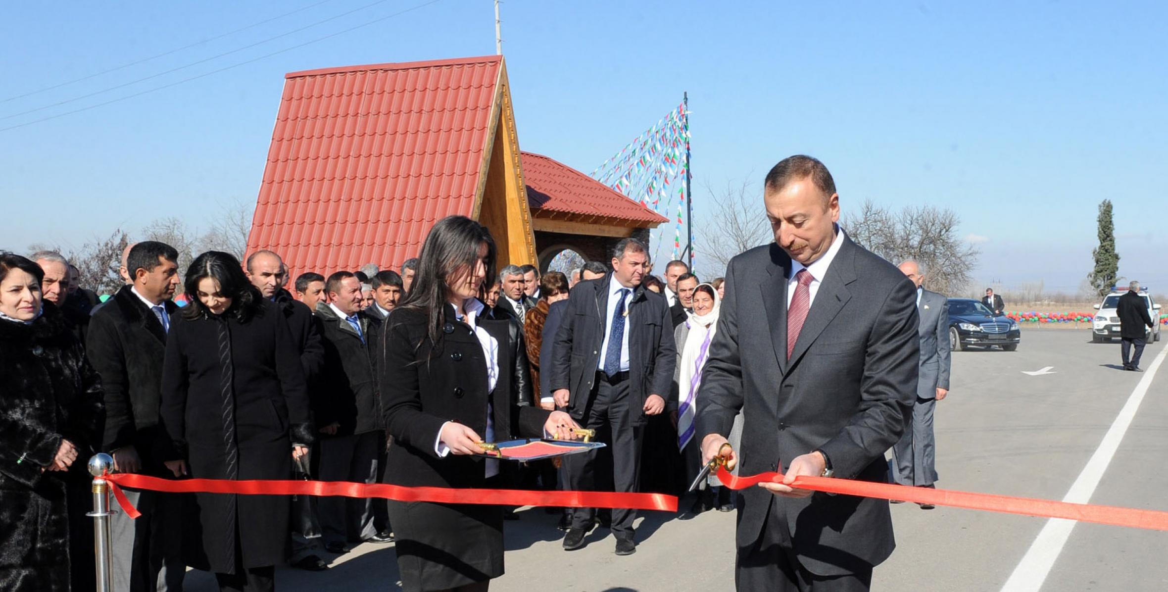 İlham Əliyev Tovuz-Böyük Qışlaq-Qaralar avtomobil yolunun açılışında iştirak etmişdir
