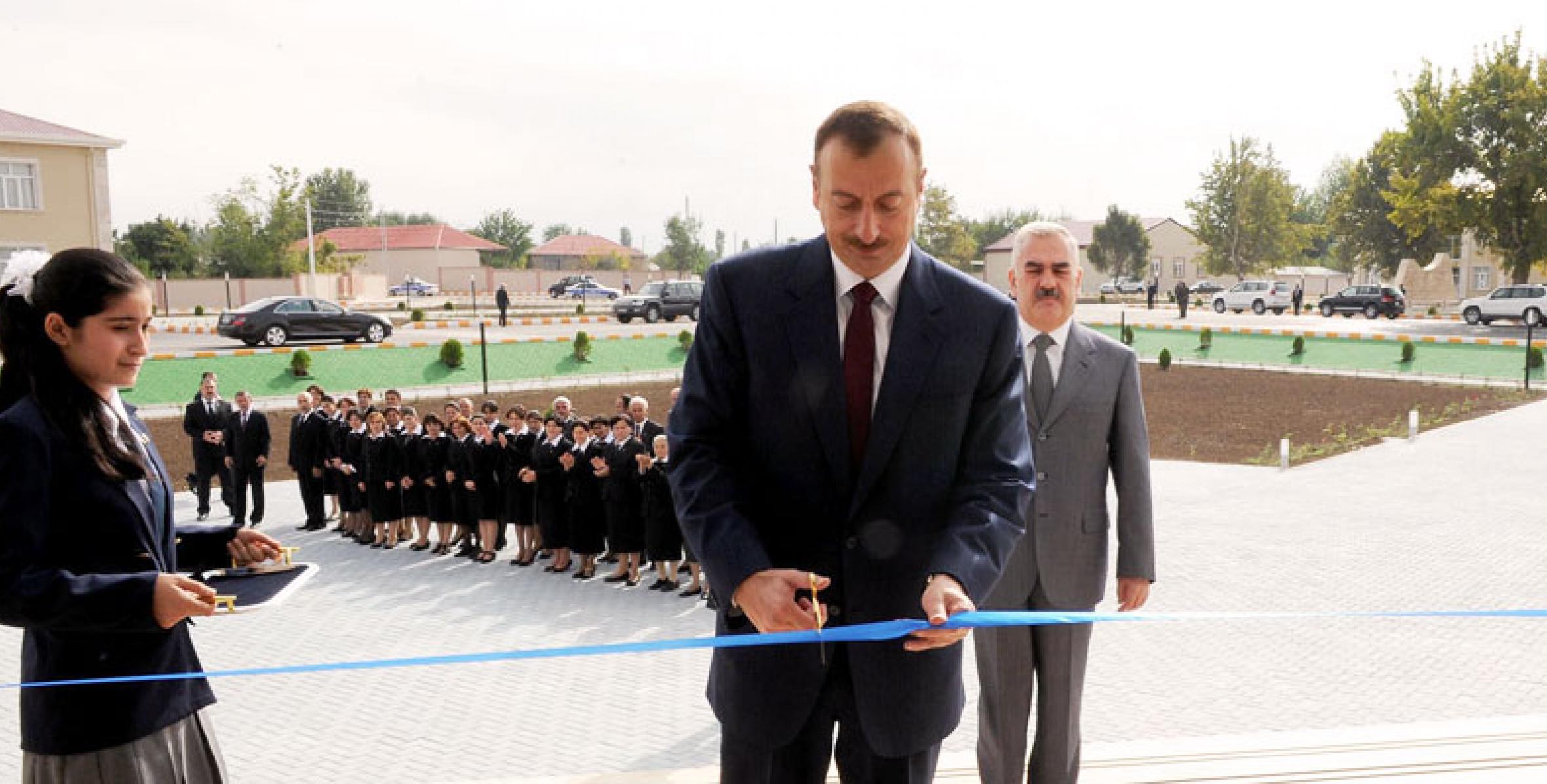 İlham Əliyev Şərur rayonu Yengicə kənd orta məktəbinin yeni binasının açılışında iştirak etmişdir