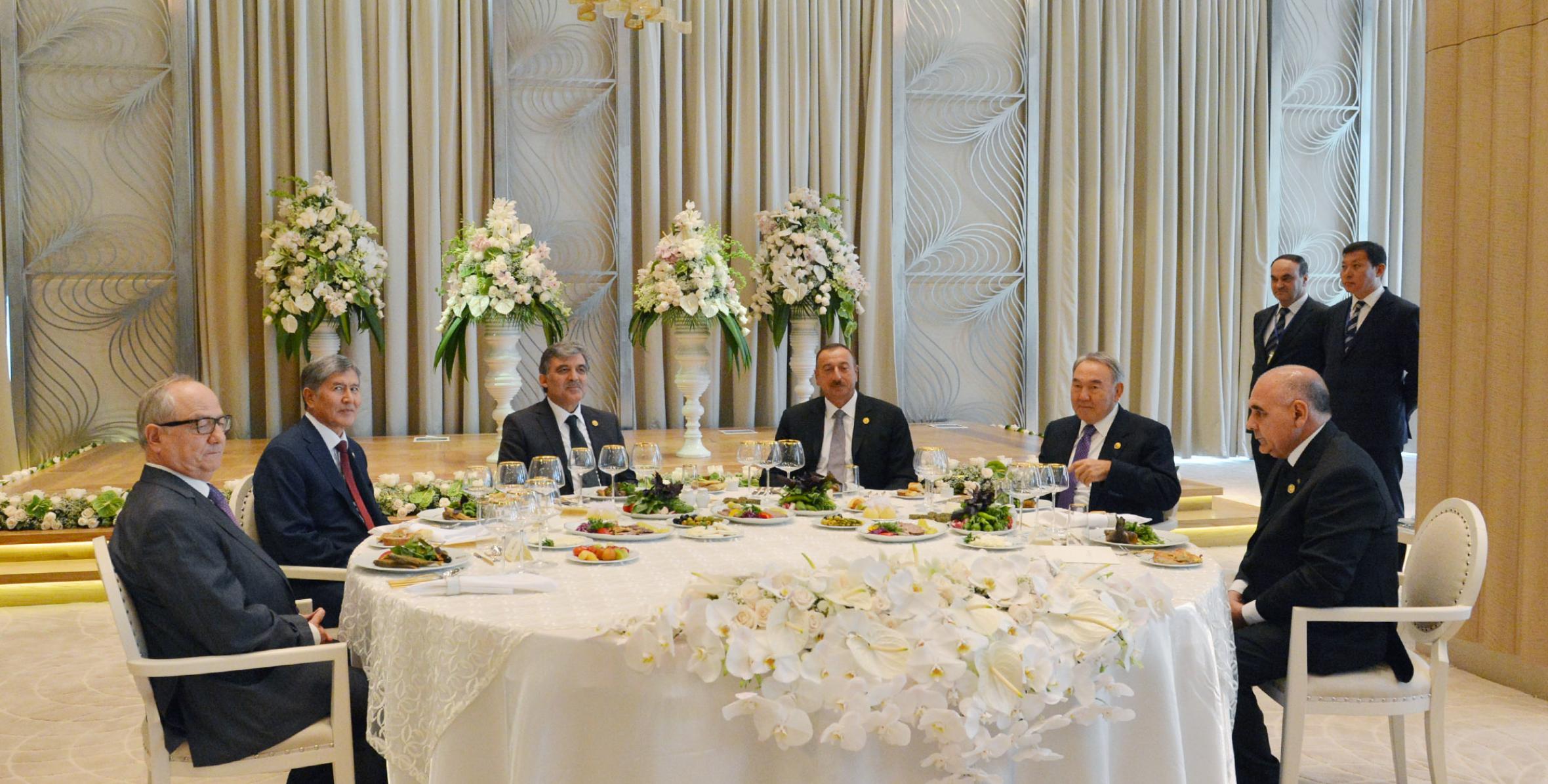 От имени Ильхама Алиева был устроен прием в честь глав государств, участвовавших в III саммите Совета сотрудничества тюркоязычных государств