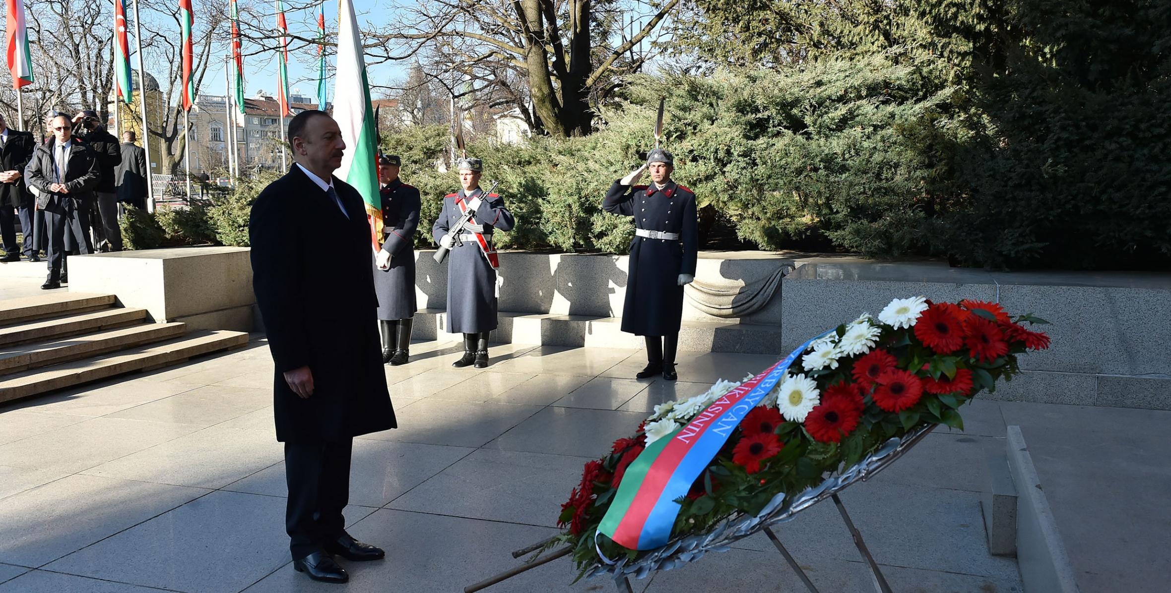 Ильхам Алиев посетил могилу Неизвестного солдата на площади Александра Невского в Софии
