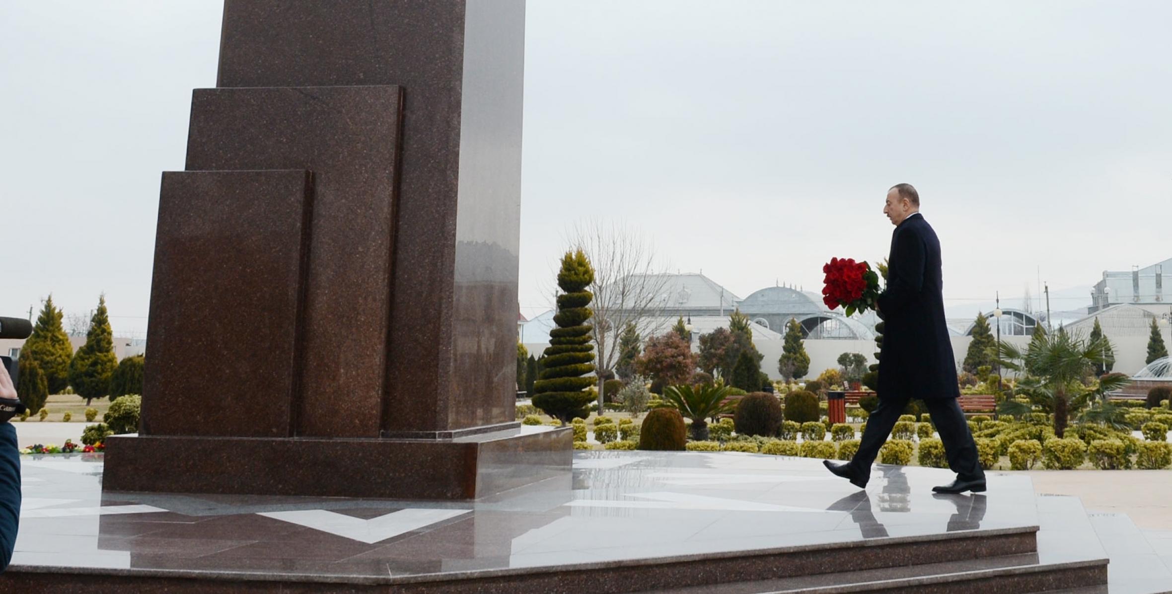 Ильхам Алиев посетил памятник общенациональному лидеру Гейдару Алиеву в городе Гейгель