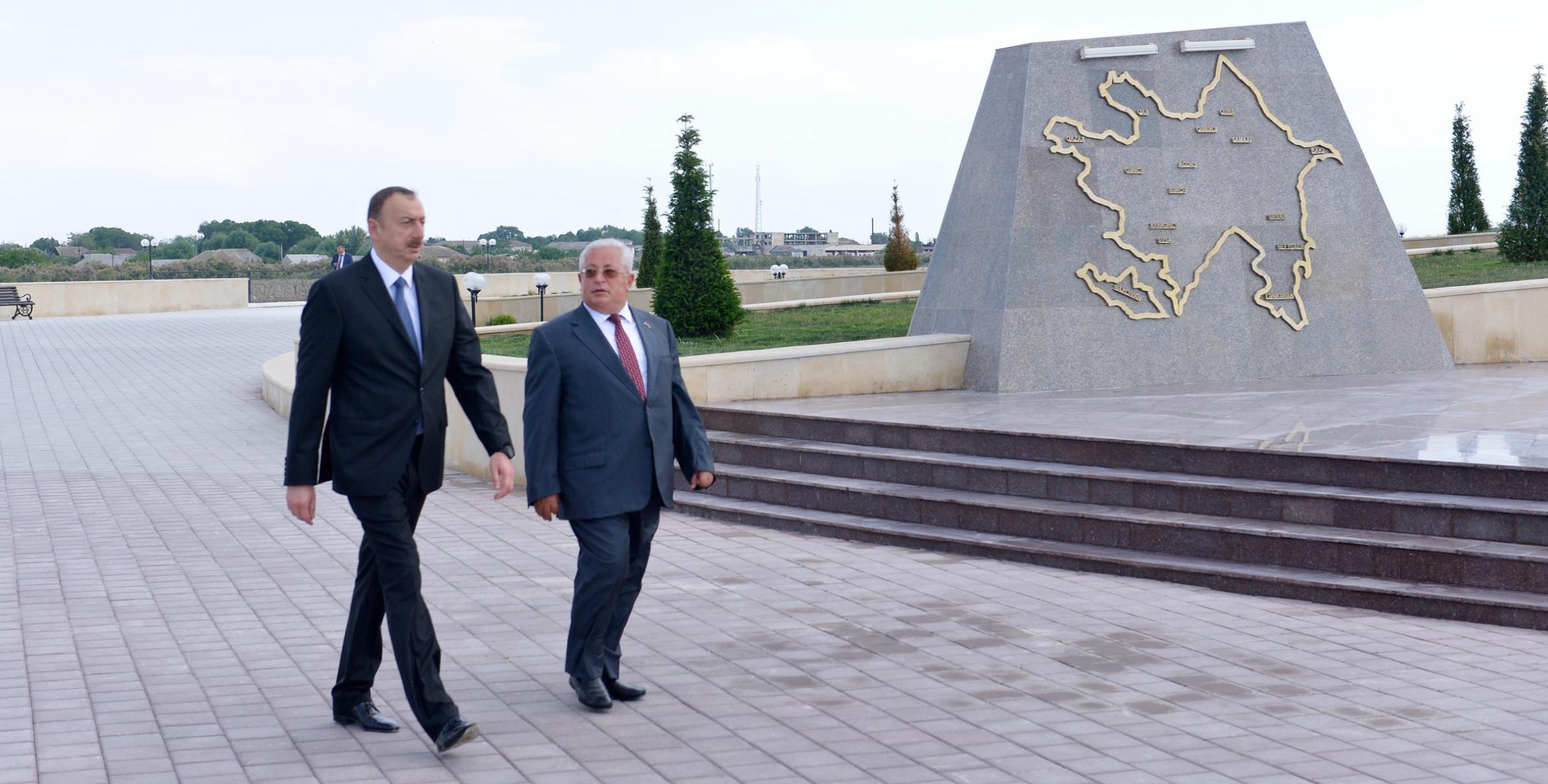 İlham Əliyev Neftçala şəhərindəki Bayraq Meydanında yaradılan şəraitlə tanış olmuşdur