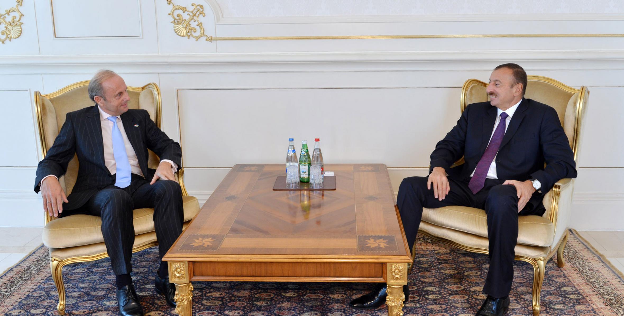 Ильхам Алиев принял верительные грамоты посла Нидерландов в Азербайджане