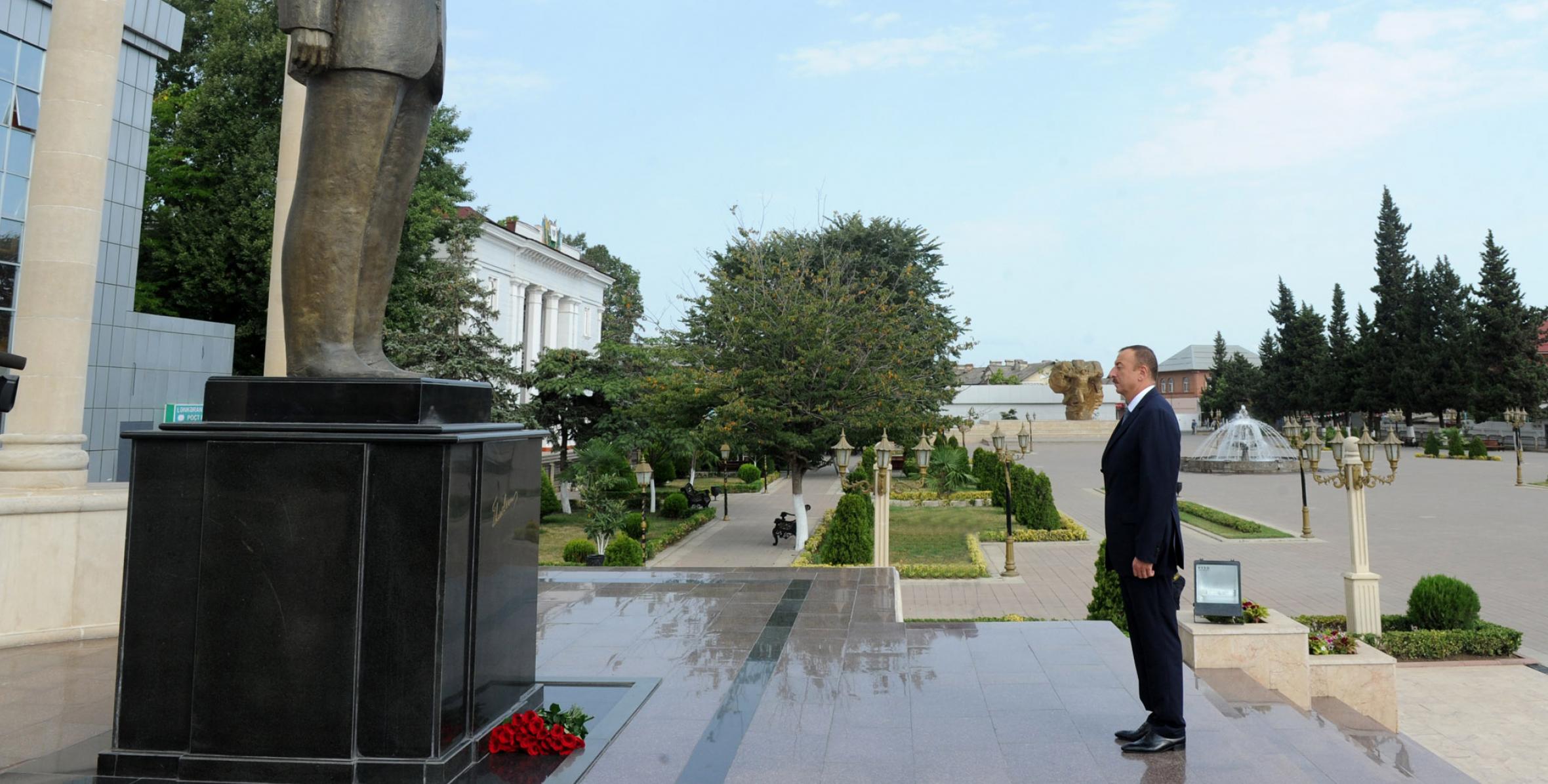 Ilham Aliyev visited the statue of nationwide leader Heydar Aliyev in Lankaran
