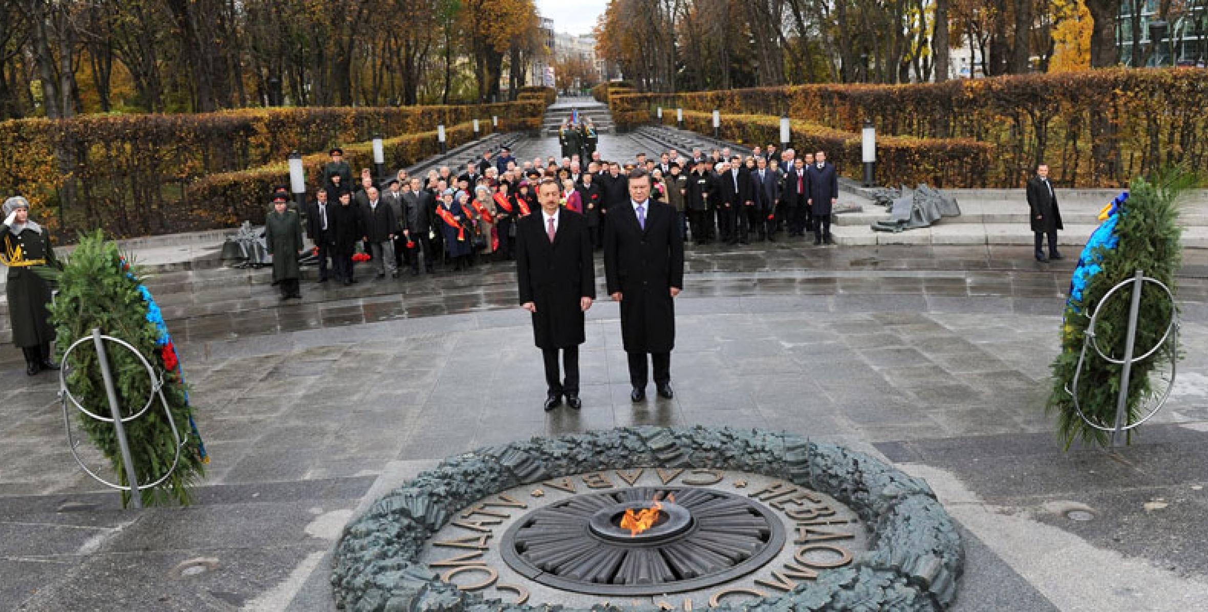 Ilham Aliyev and President of Ukraine Viktor Yanukovych pay tribute to the tomb of Unknown Warrior