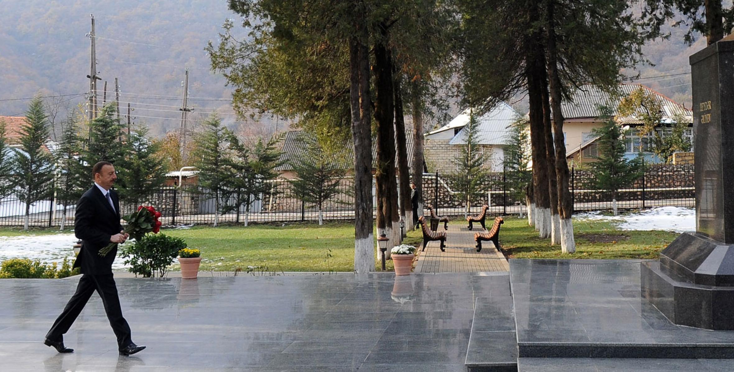 Ильхам Алиев посетил памятник общенациональному лидеру Гейдару Алиеву в Огузе