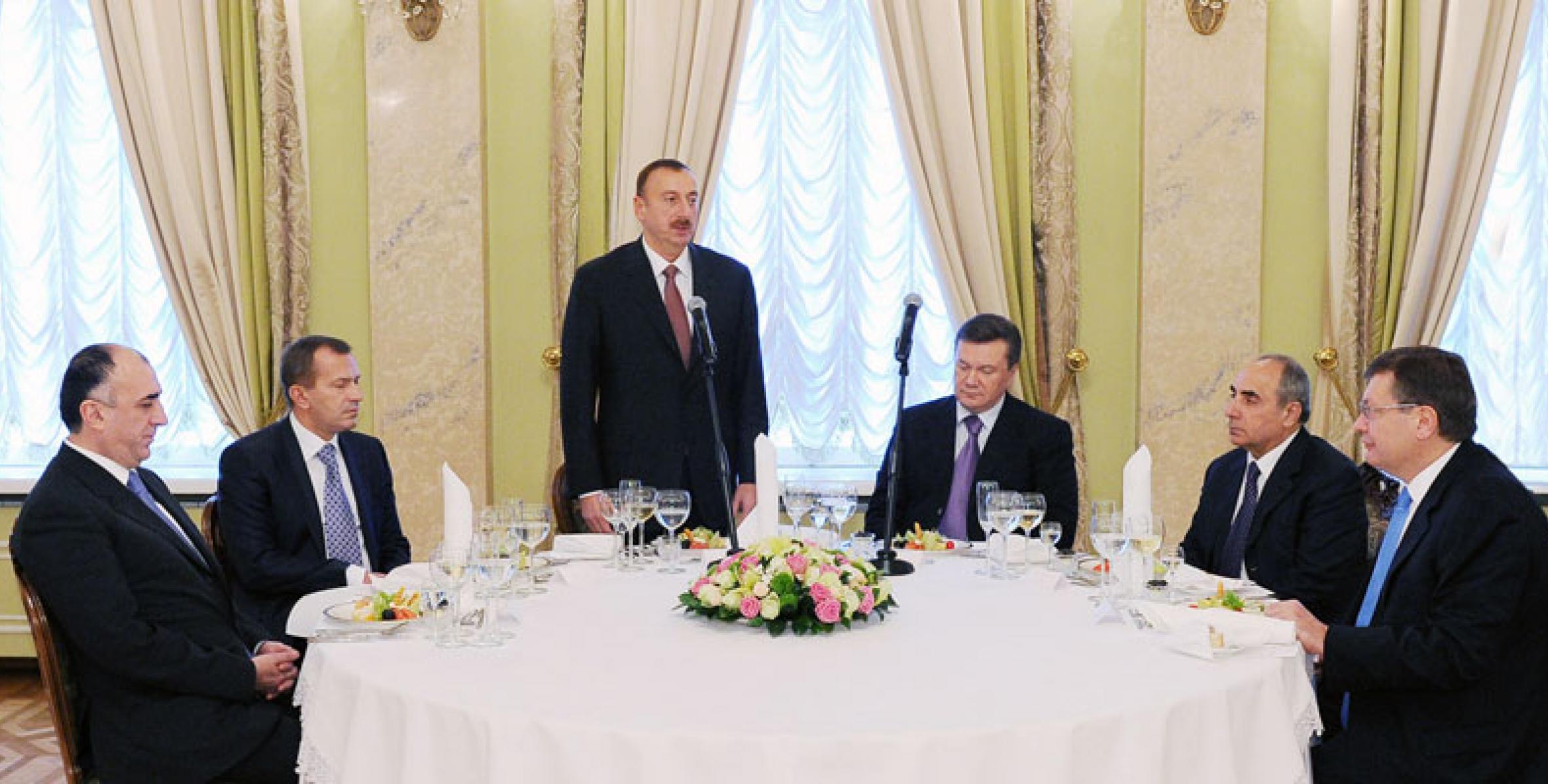 От имени Президента Украины Виктора Януковича был дан официальный обед в честь Ильхама Алиева