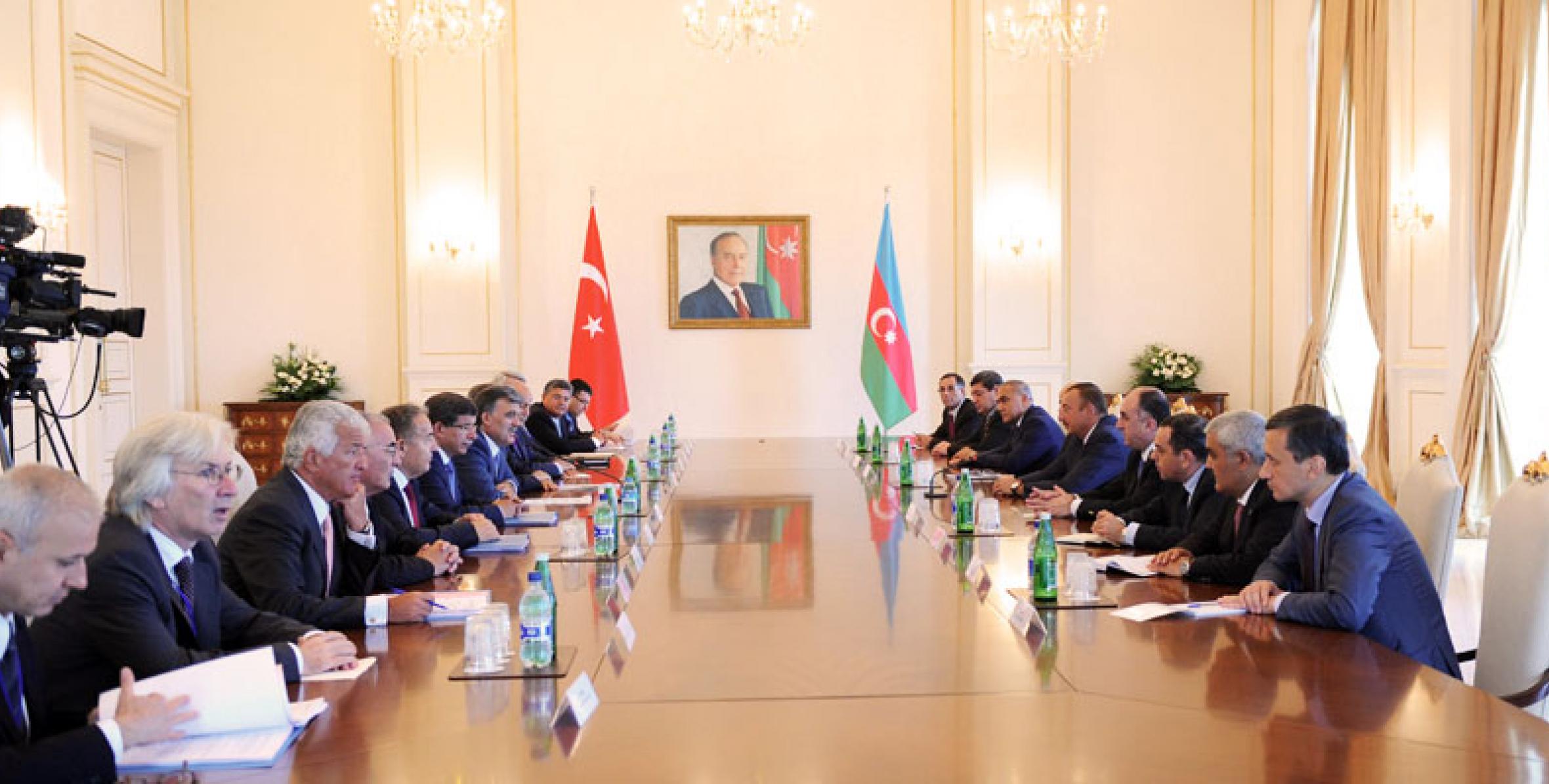 Состоялась встреча Ильхама Алиева и Абдуллаха Гюля в расширенном составе с участием делегаций