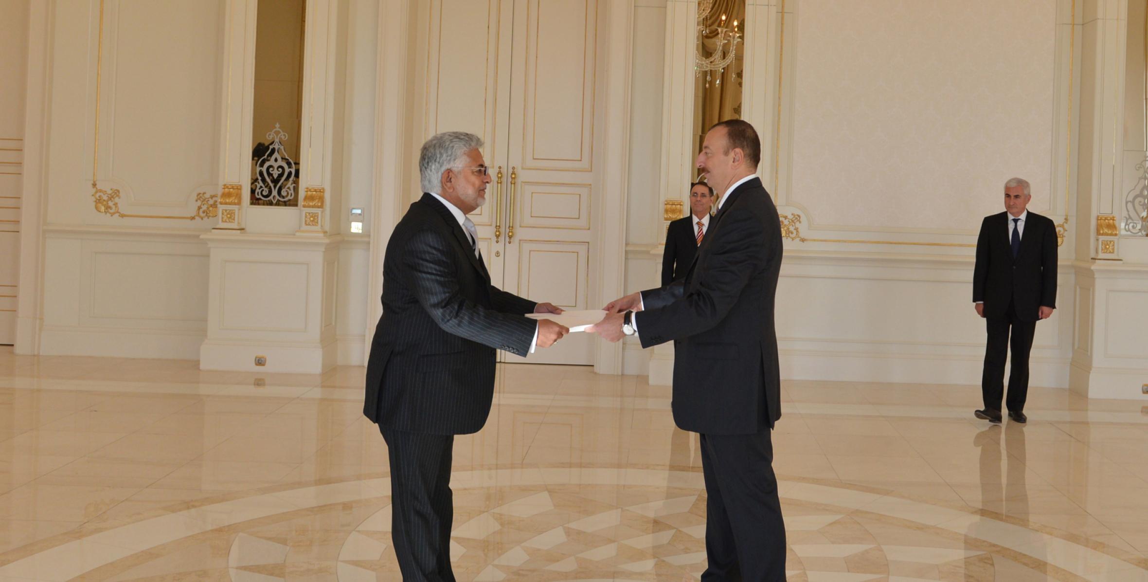 Ильхам Алиев принял верительные грамоты новоназначенного чрезвычайного и полномочного посла Пакистана в Азербайджане