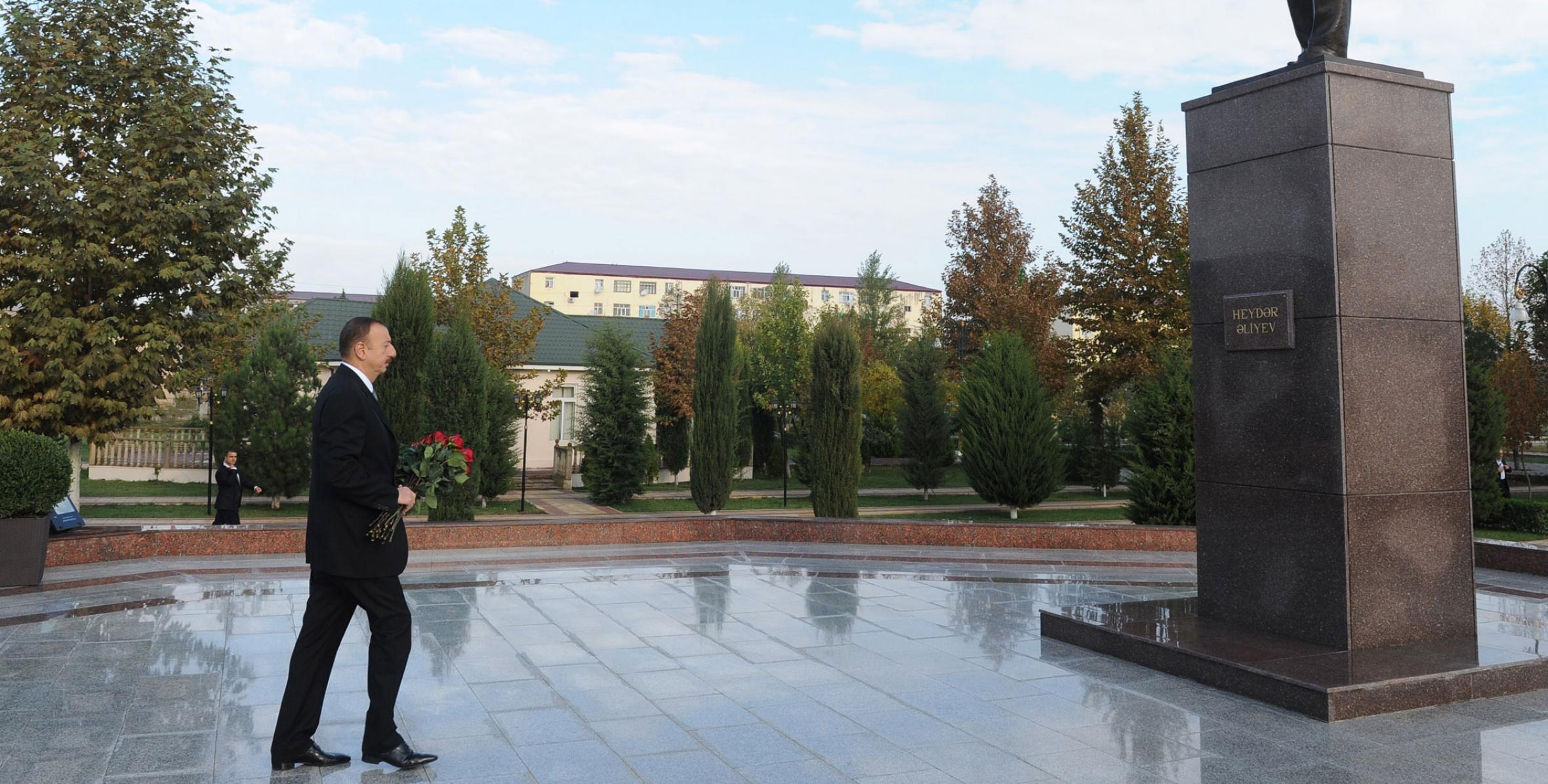 Ильхам Алиев посетил памятник общенациональному лидеру Гейдару Алиеву в Бейлягане