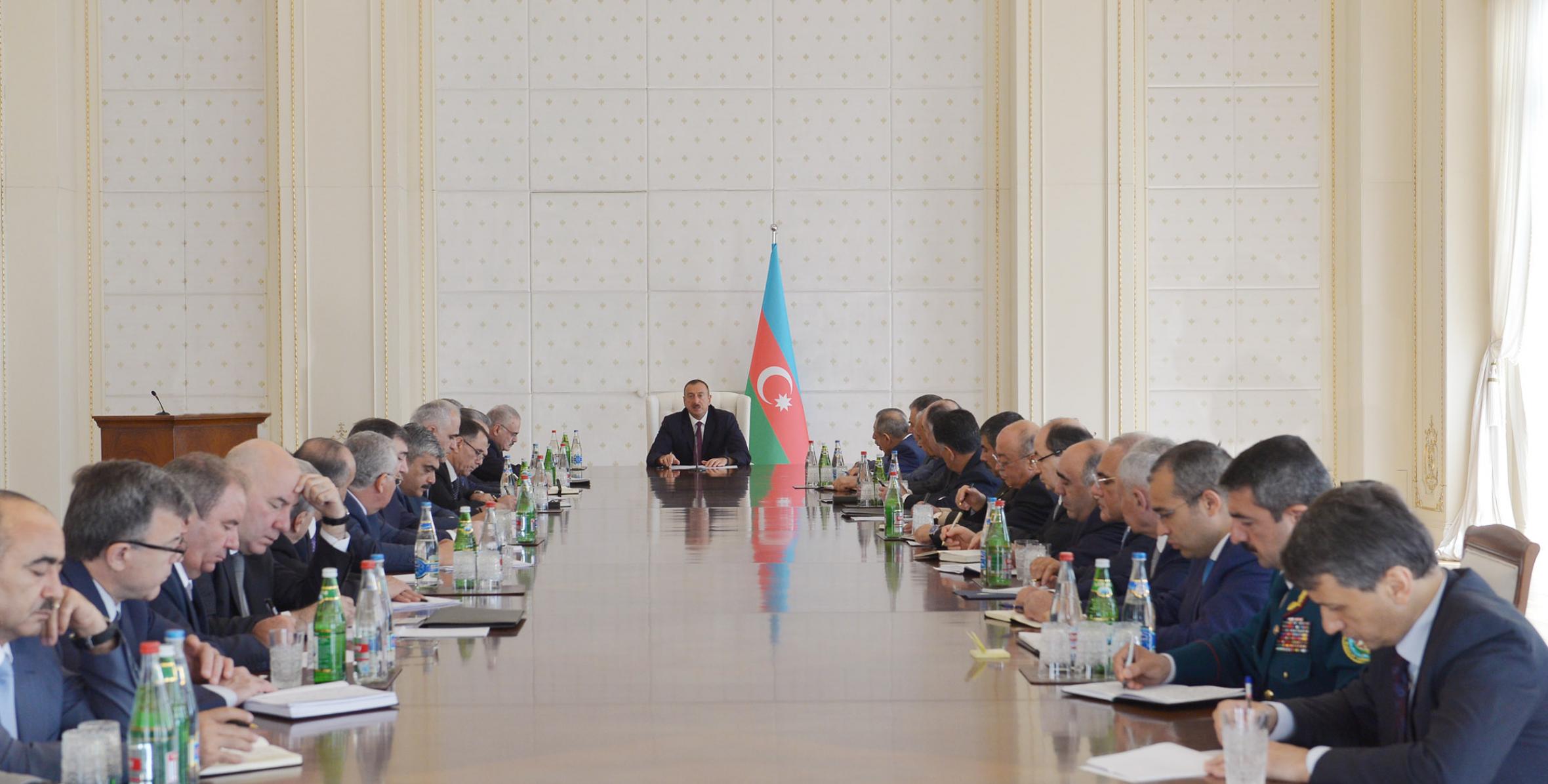 Под председательством Ильхама Алиева состоялось заседание Кабинета Министров, посвященное итогам социально-экономического развития в первой половине 2014 года и предстоящим задачам