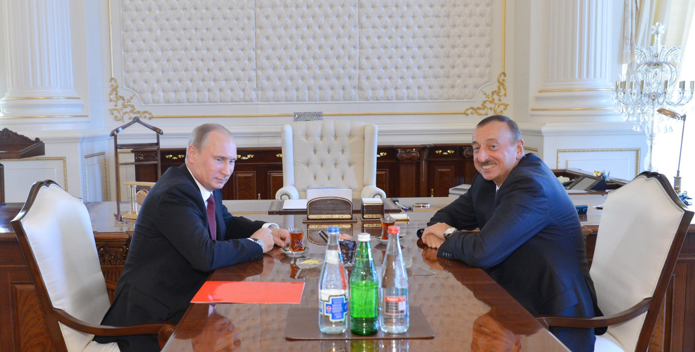 В рабочем кабинете главы Азербайджанского государства состоялась беседа Ильхама Алиева и Президента Российской Федерации Владимира Путина