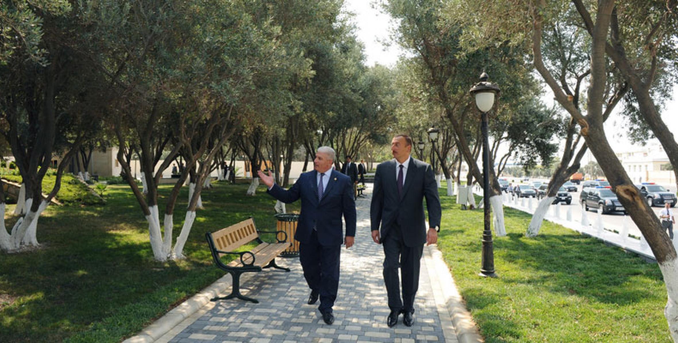 Ilham Aliyev got familiarized with the conditions created in a fully refurbished park located in the Khatai region