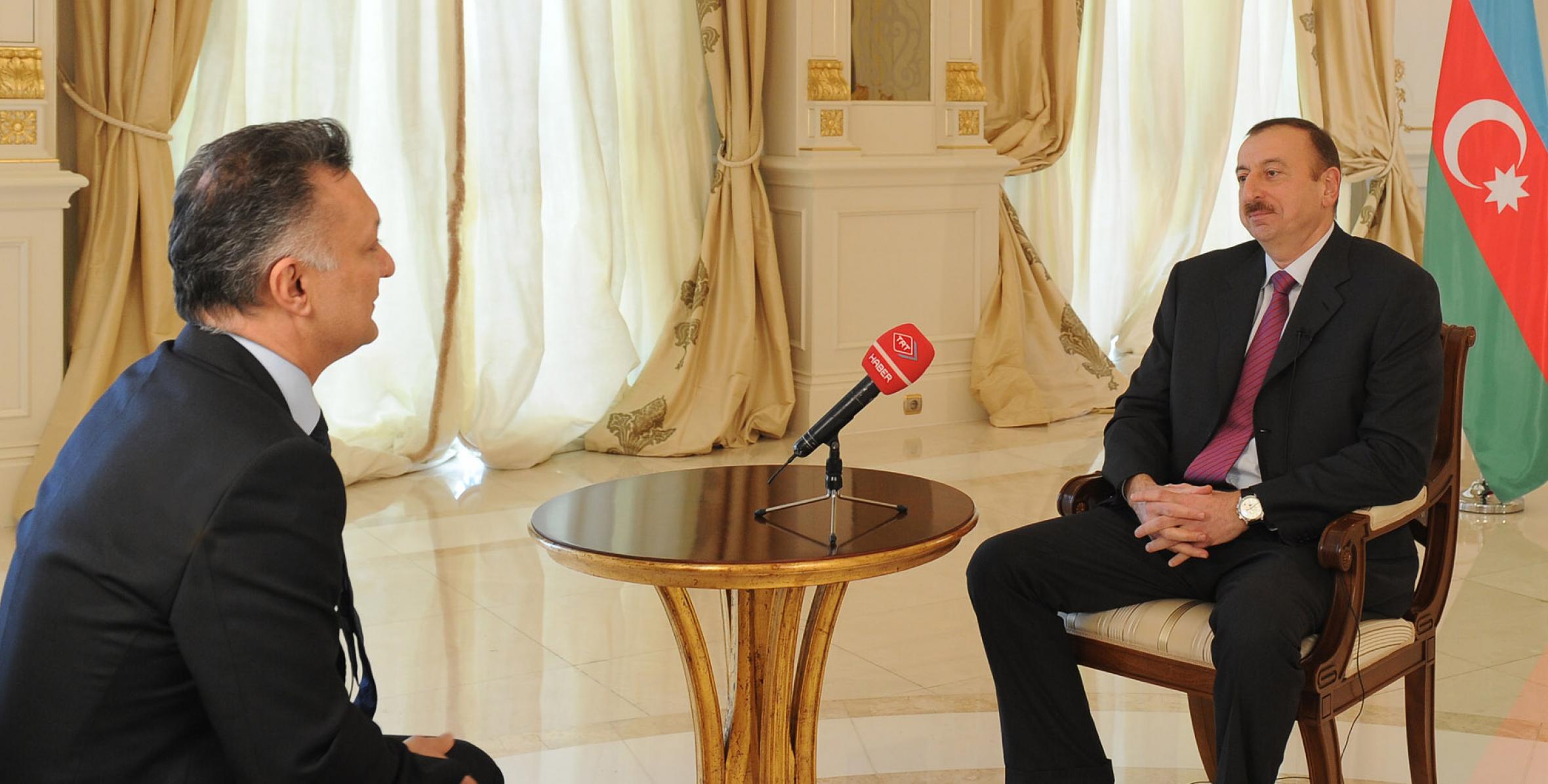 Ильхам Алиев дал интервью бакинскому представителю турецкого телеканала TRT Юкселю Дегерджану
