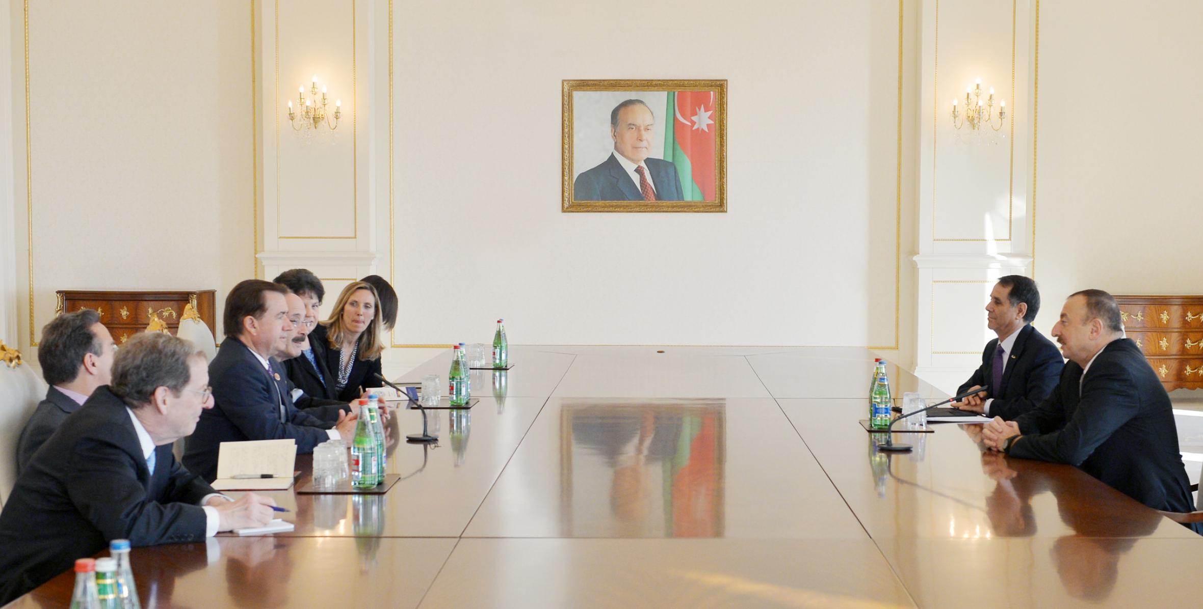 Ильхам Алиев принял председателя комитета внешних связей Палаты представителей США и сопровождающих его конгрессменов