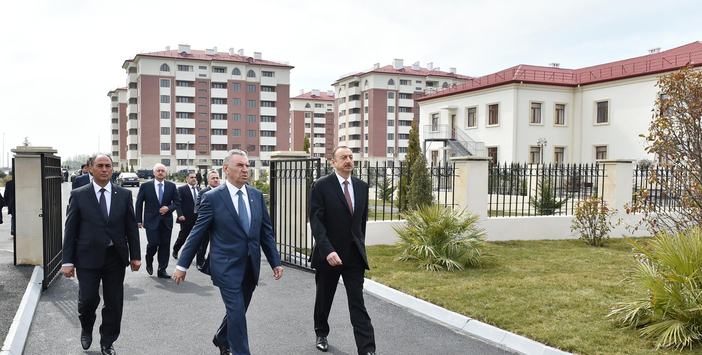 Ильхам Алиев ознакомился с условиями, созданными в новом жилом комплексе, построенном в Барде для 588 семей вынужденных переселенцев