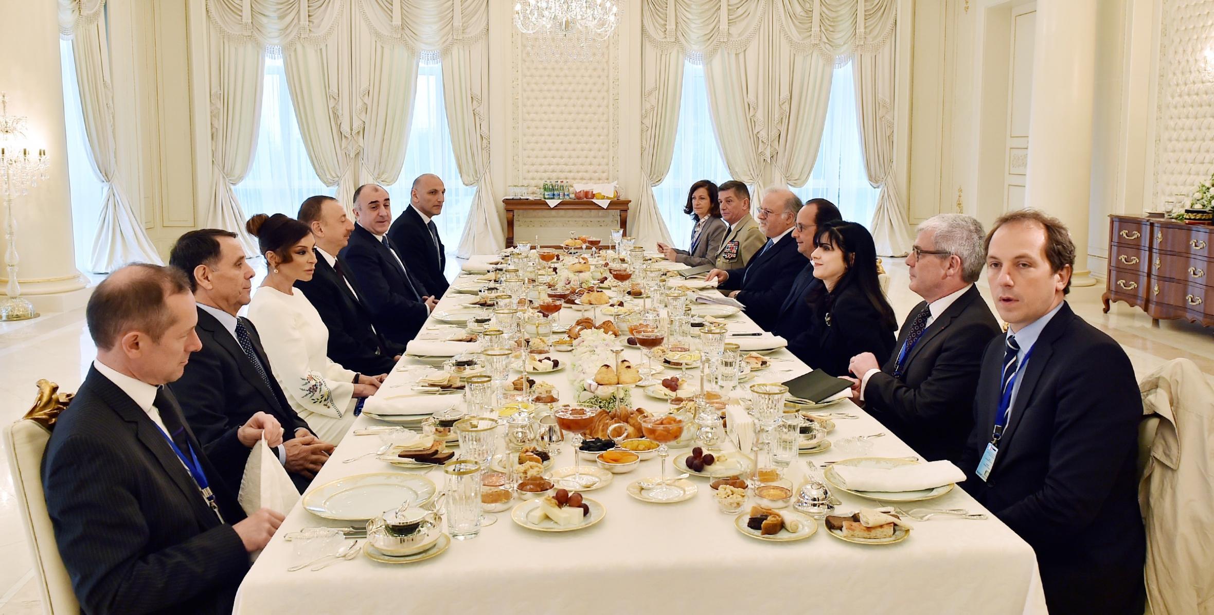 Состоялся совместный обед Президента Ильхама Алиева и Президента Франсуа Олланда