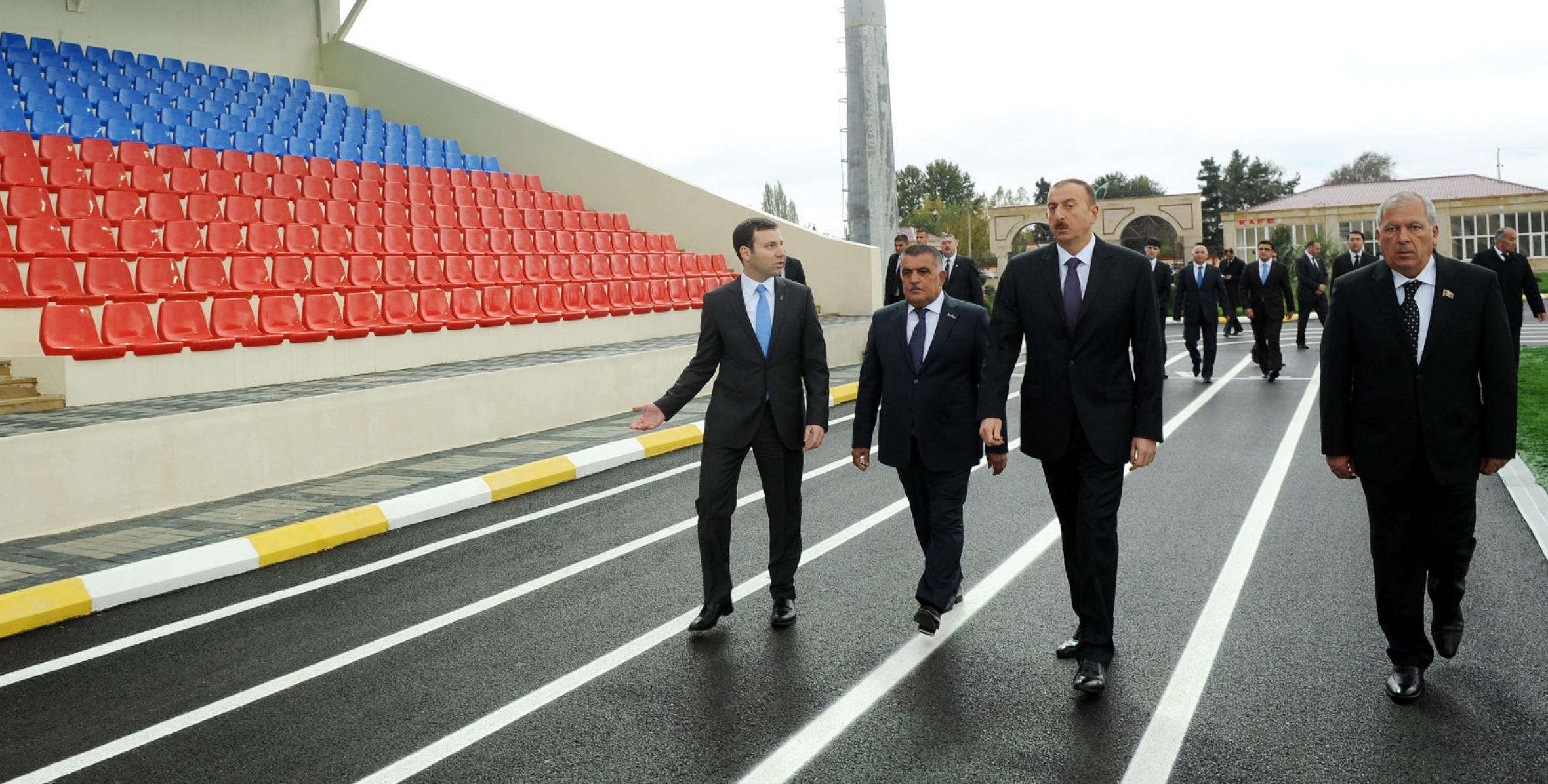 İlham Əliyev Ağsu şəhər stadionunun açılışında iştirak etmişdir