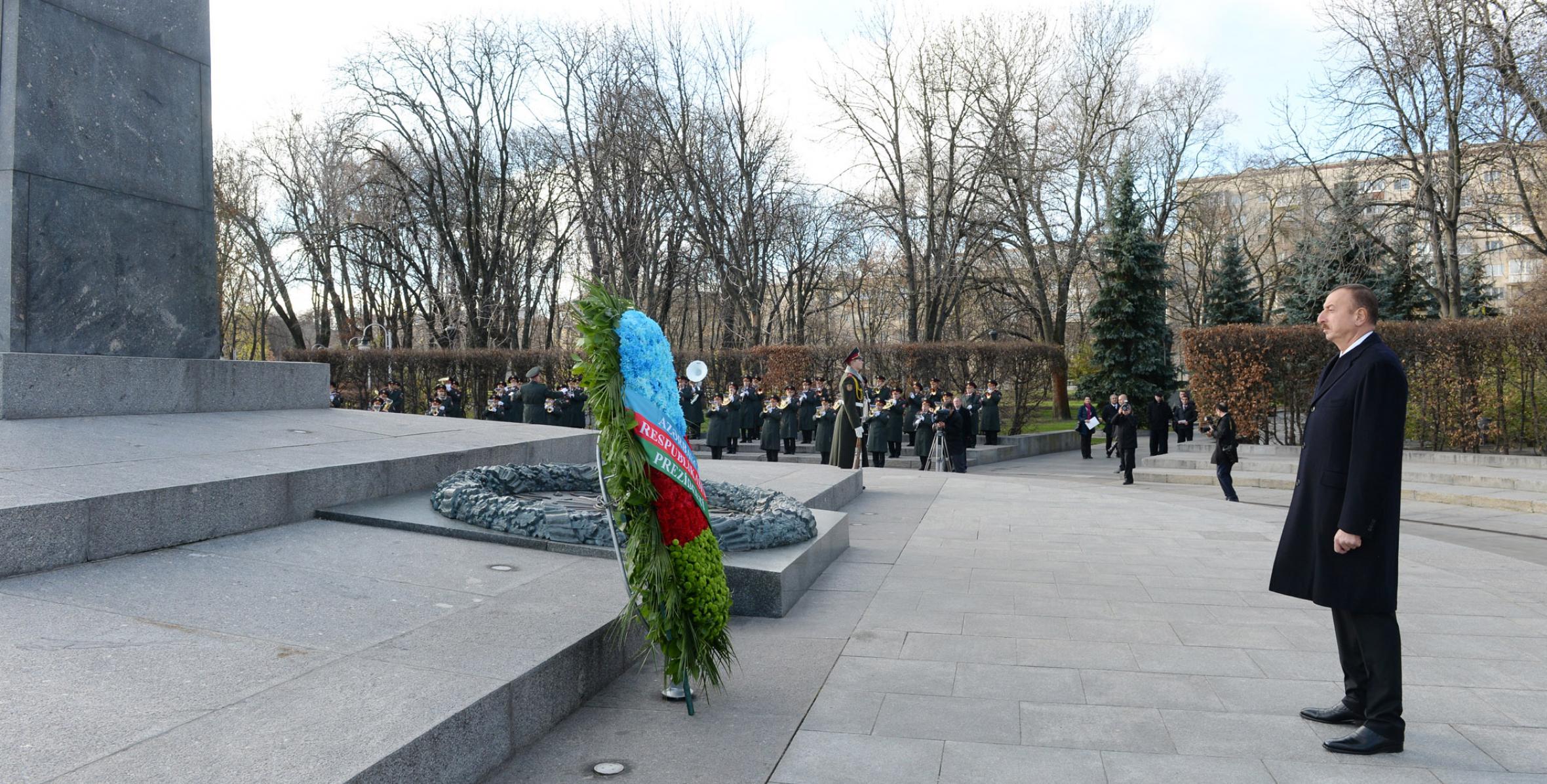 Ильхам Алиев посетил памятник Неизвестному солдату в Киеве