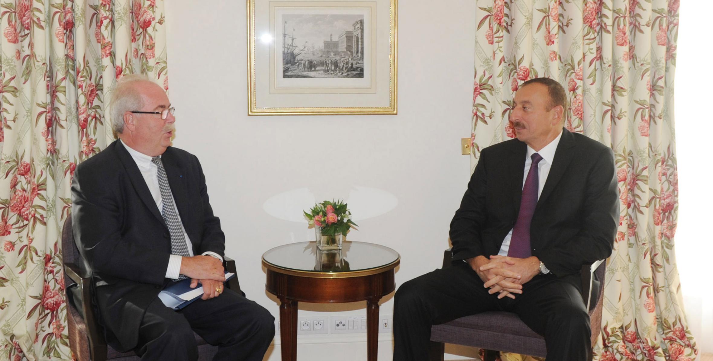 Ильхам Алиев встретился в Париже с генеральным исполнительным секретарем компании «Total»