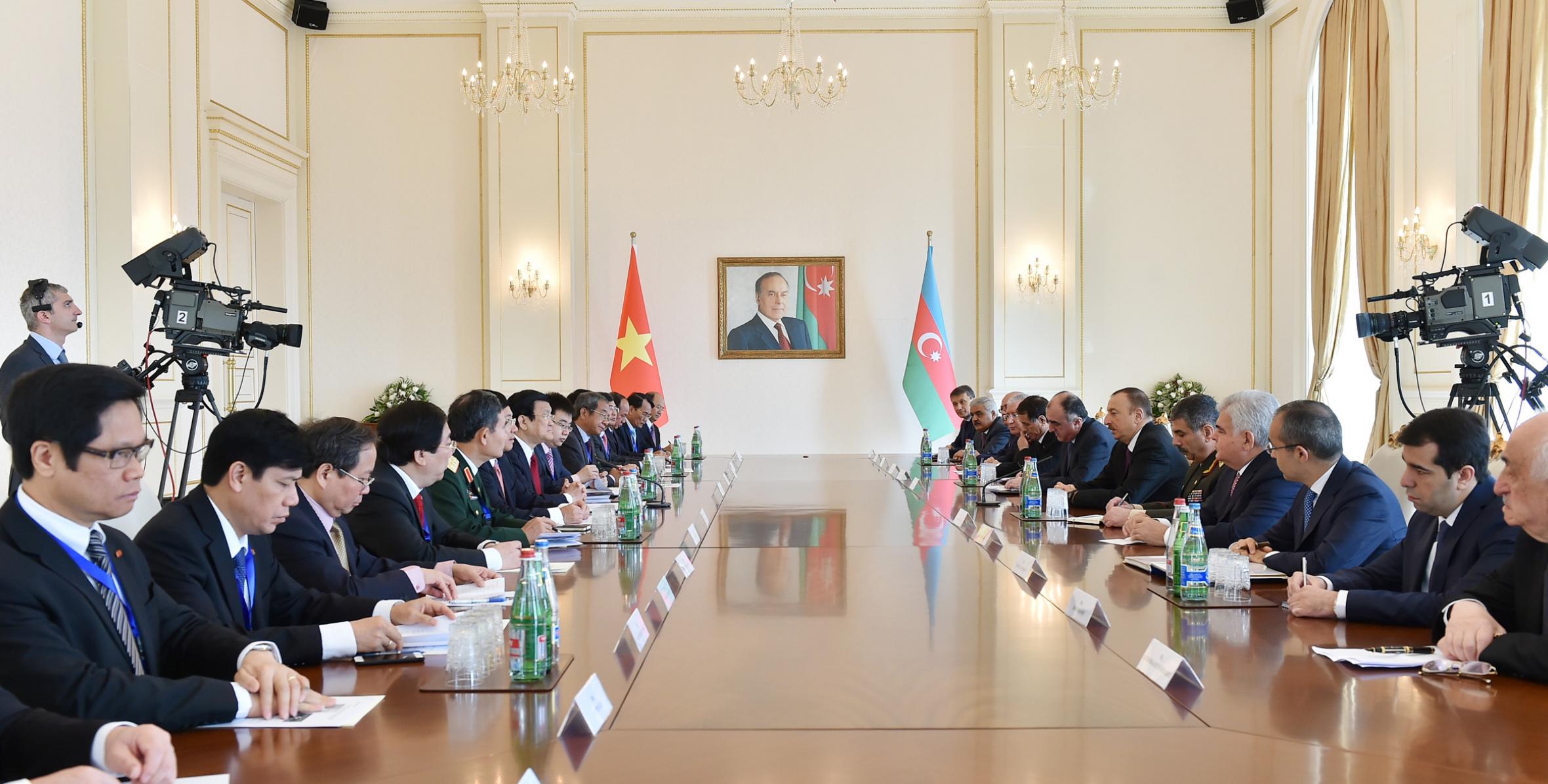 Ильхама Алиева и Президента Вьетнама Чыонга Тан Шанга в расширенном составе