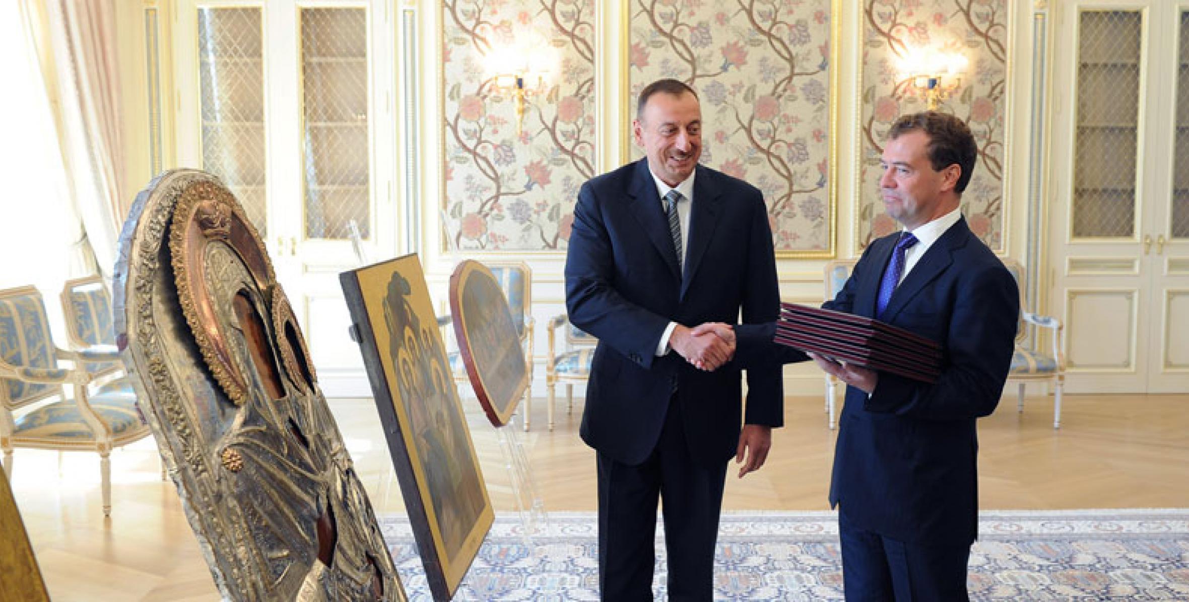 Ilham Aliyev handed over to Dmitry Medvedev the icons and art pieces brought to Azerbaijan illegally from Russia