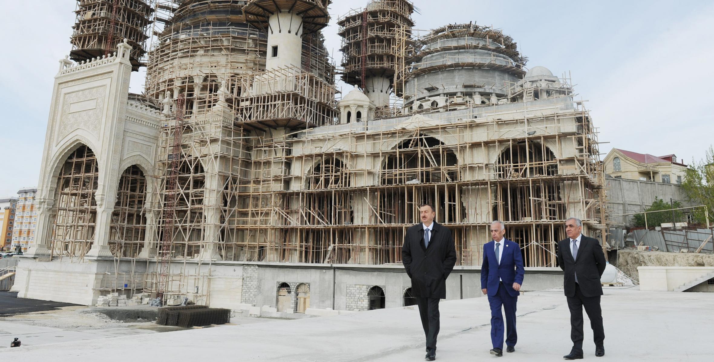 Ильхам Алиев ознакомился с ходом строительства нового комплекса мечети на территории Бинагадинского района