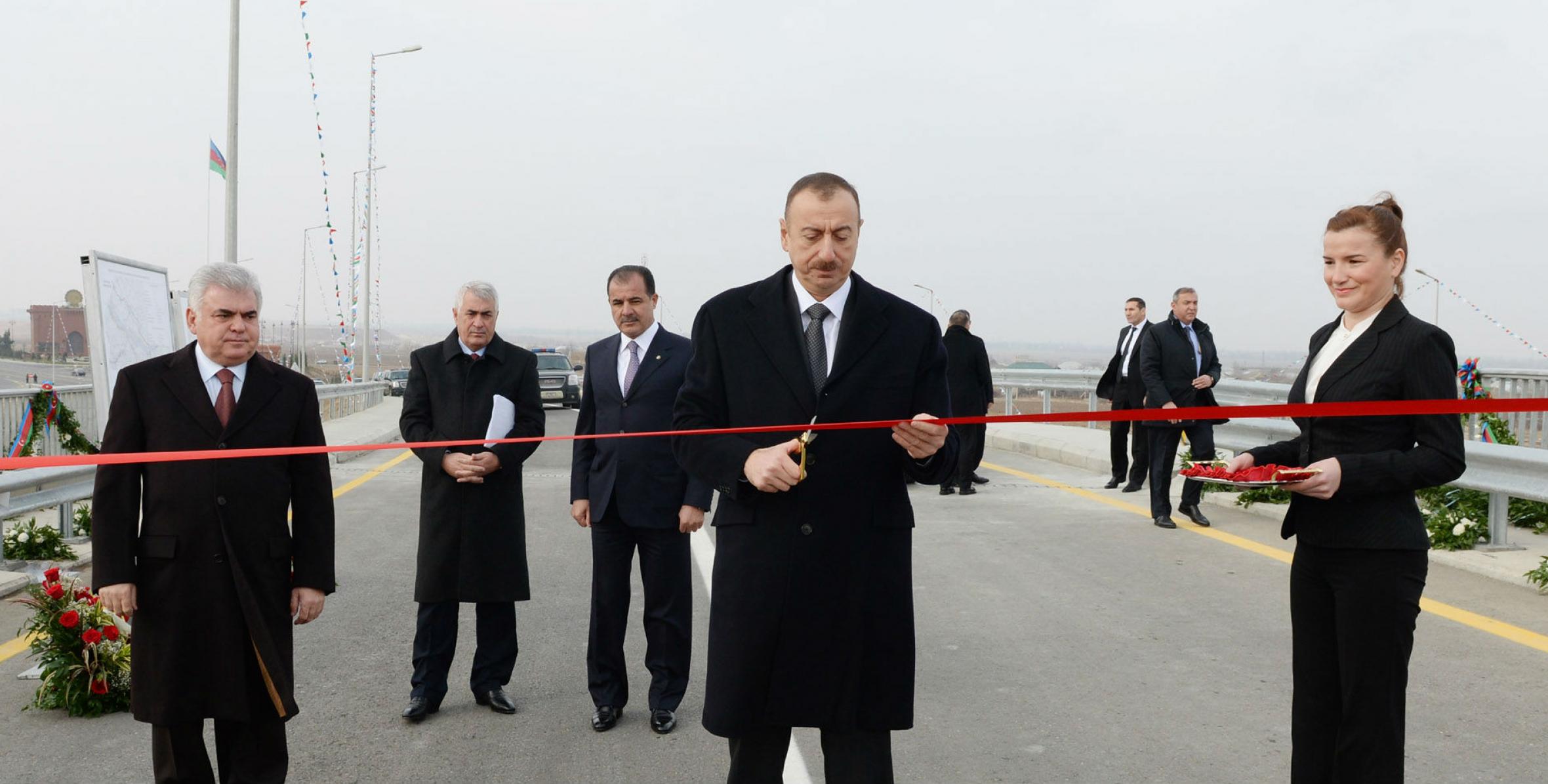 İlham Əliyev yeni inşa olunmuş Gəncə dairəvi avtomobil yolunun açılışında iştirak etmişdir