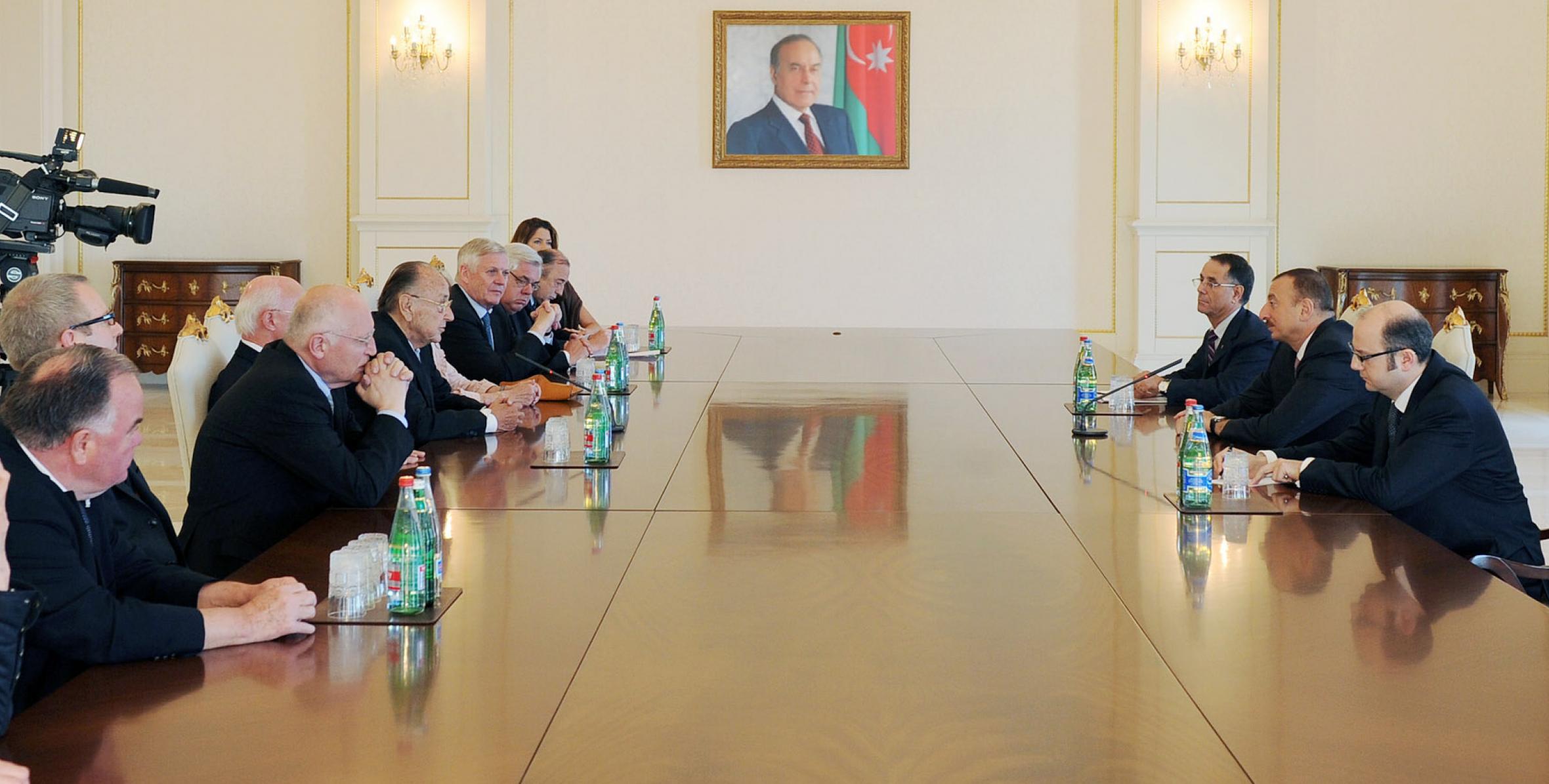 Ильхам Алиев принял делегацию во главе с бывшим министром иностранных дел Германии