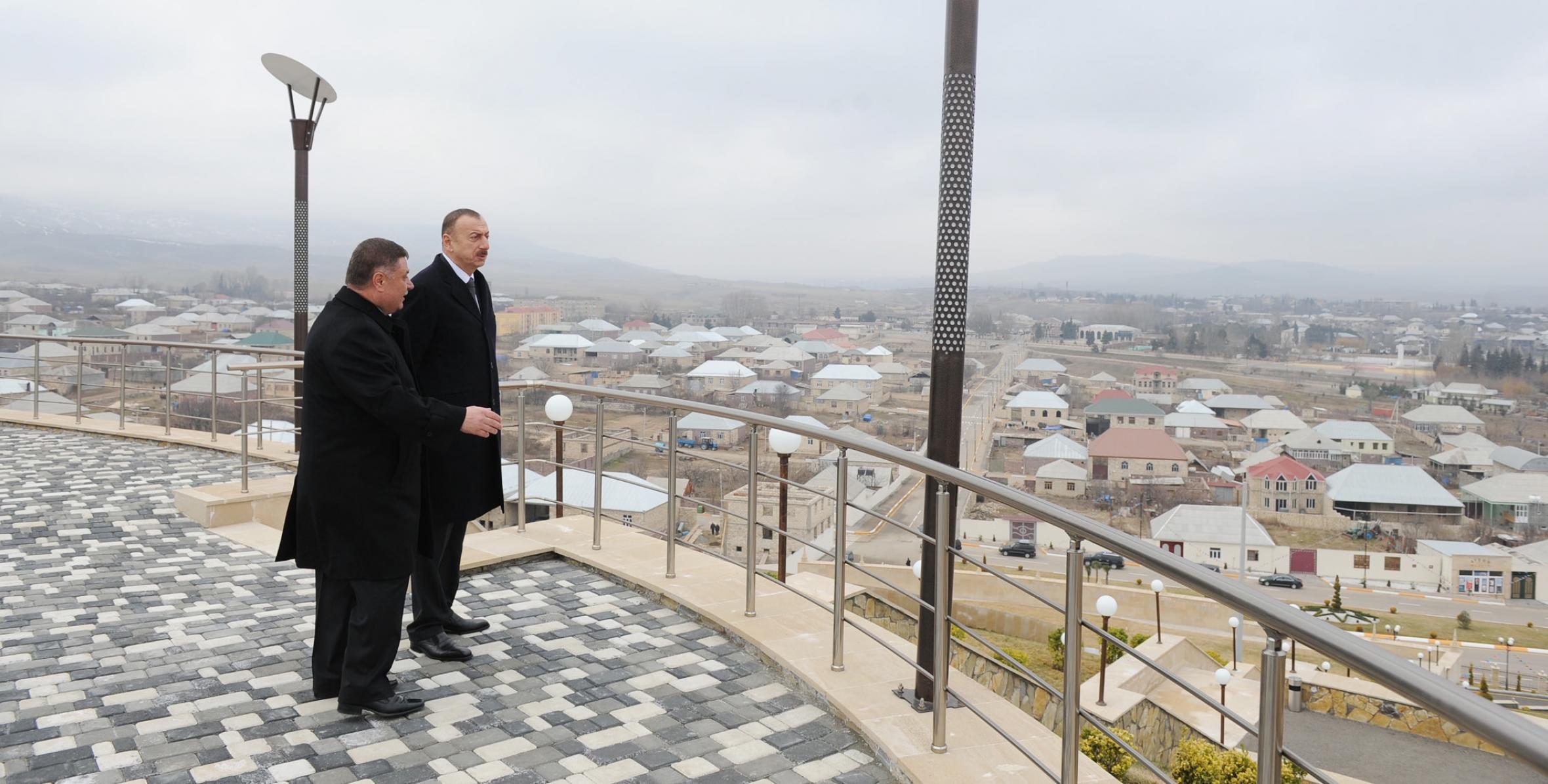 Ильхам Алиев в рамках поездки в Гейгель принял участие в открытии Комплекса площади флага