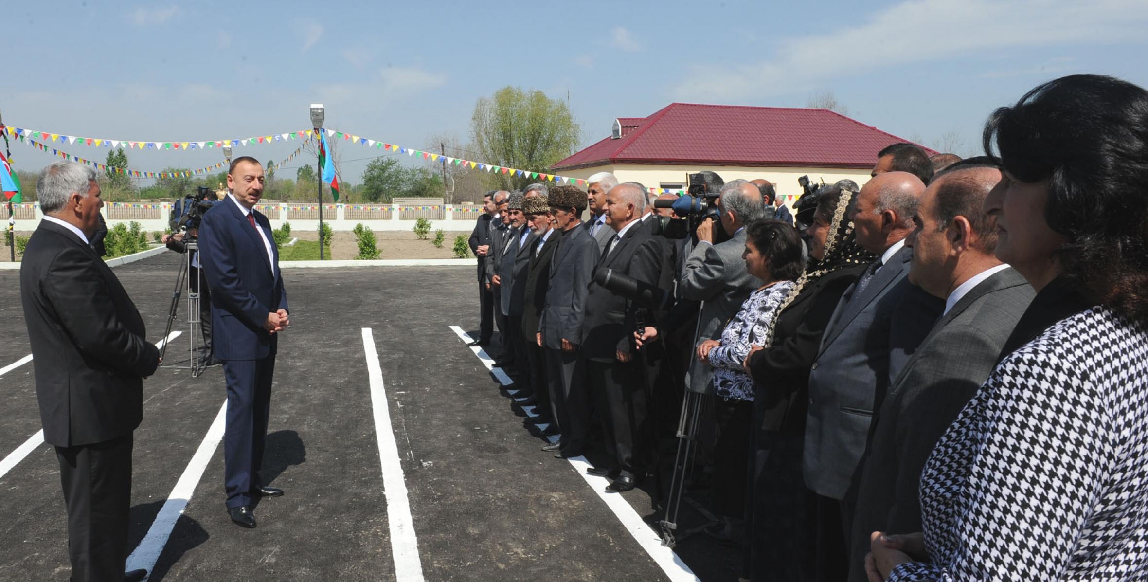 Ильхам Алиев встретился с представителями общественности в селе Гасымбейли Сабирабадского района